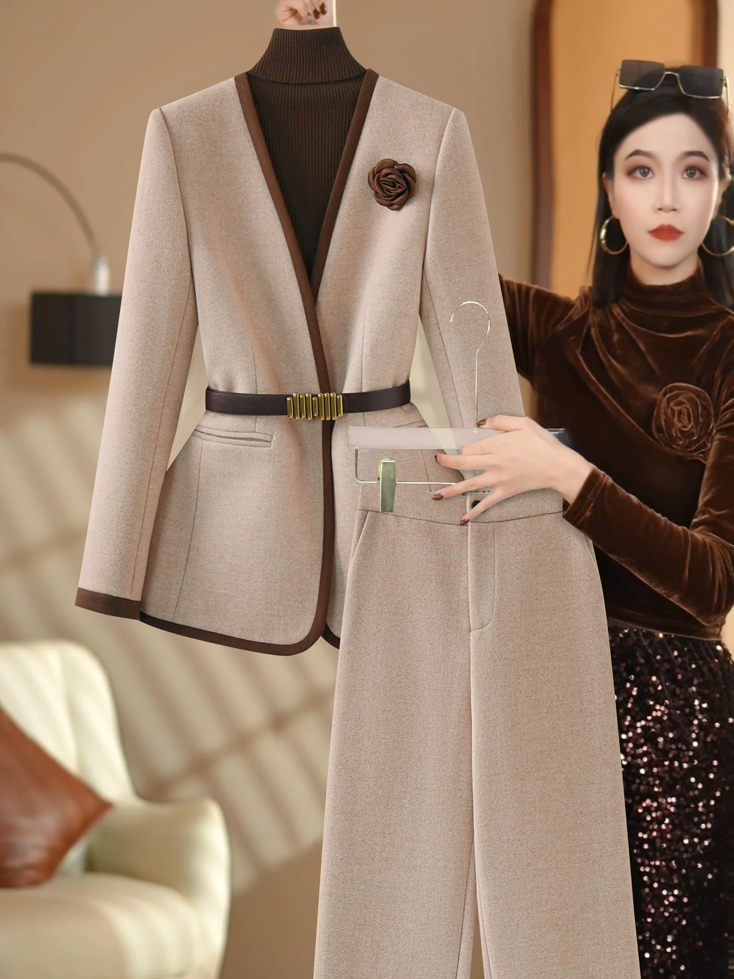 

Новинка осенне-зимнего сезона: комплект из двух предметов цвета персикового оттенка, женский деловой костюм, верхняя одежда, модный и элегантный.