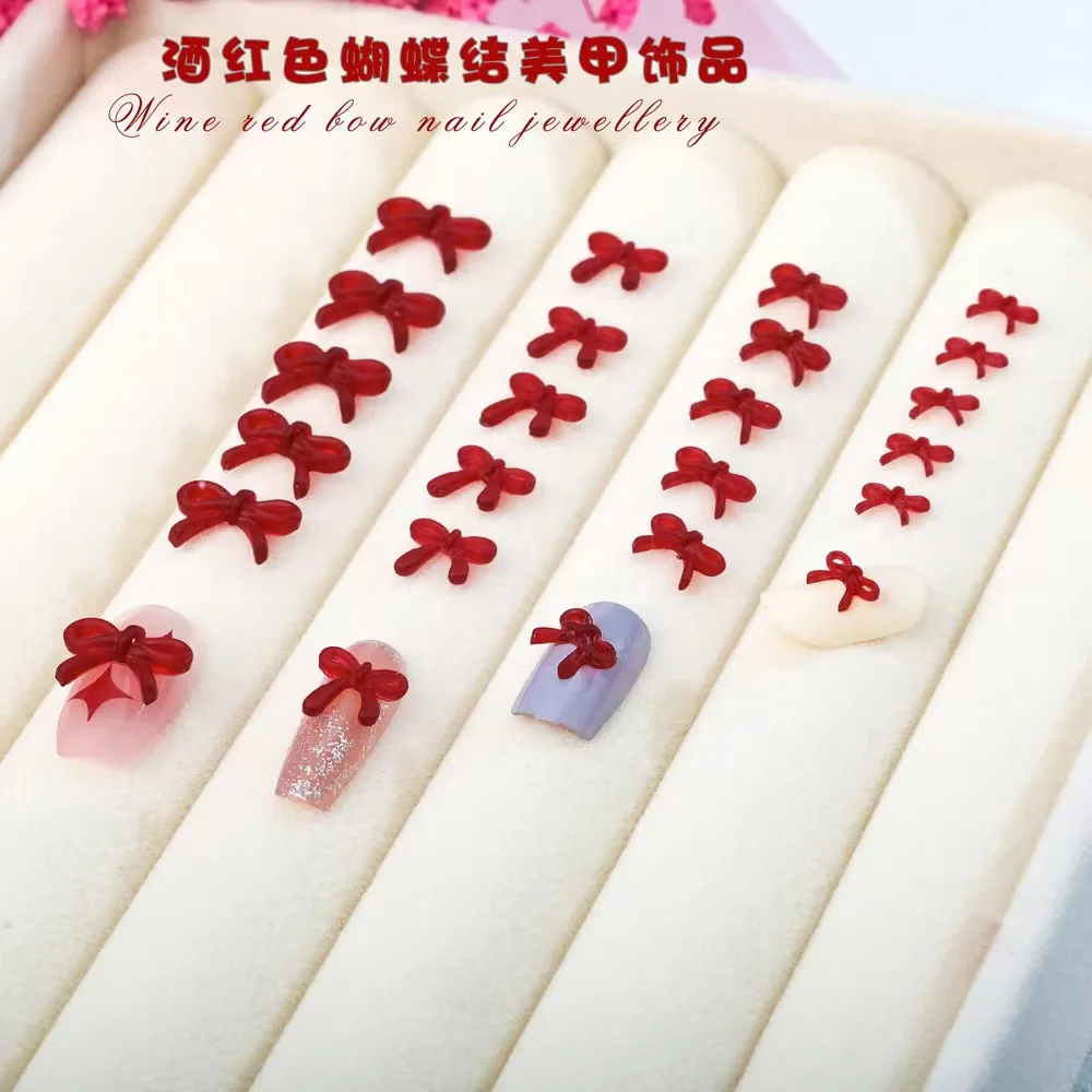 フランスワインレッドのリボンネイルアートアクセサリー、4種類のミニレジンリボンネイルチャーム、3Dバレンタインデーネイルラインストーンデコレーションパーツ