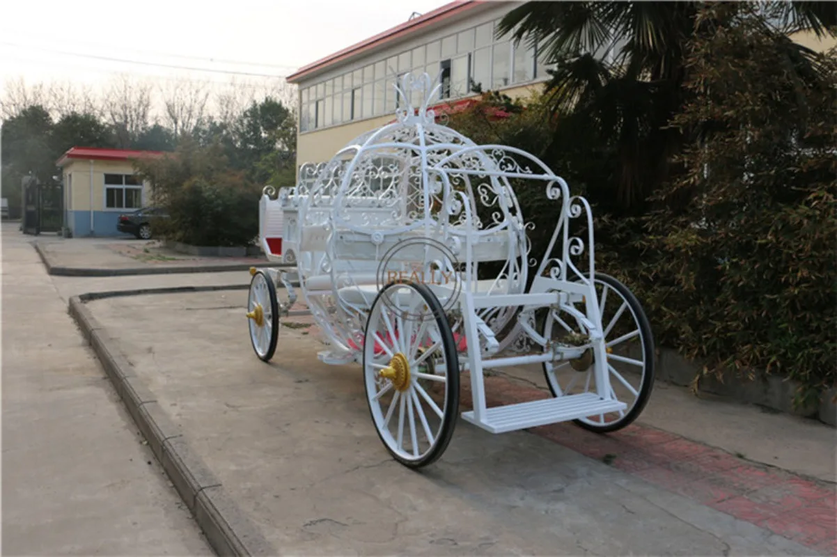 2023 Wedding Electric Horse Drawn Carriage Golden Color Royal Sculpture Popular Carriages on Sale