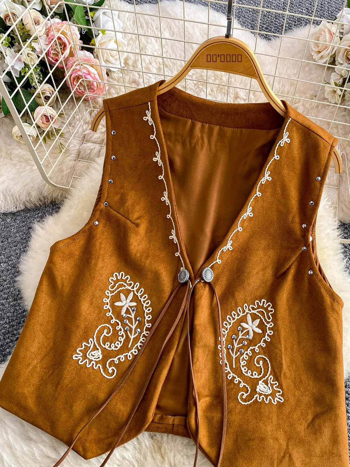 เสื้อกั๊กถักแบบหนาสีน้ำตาลสำหรับผู้หญิง แบรนด์ Vaion ผ้าหนังกลับลายกวาง ทรงวี เหมาะสำหรับใส่เดินทาง ให้ความอบอุ่นระดับปานกลาง