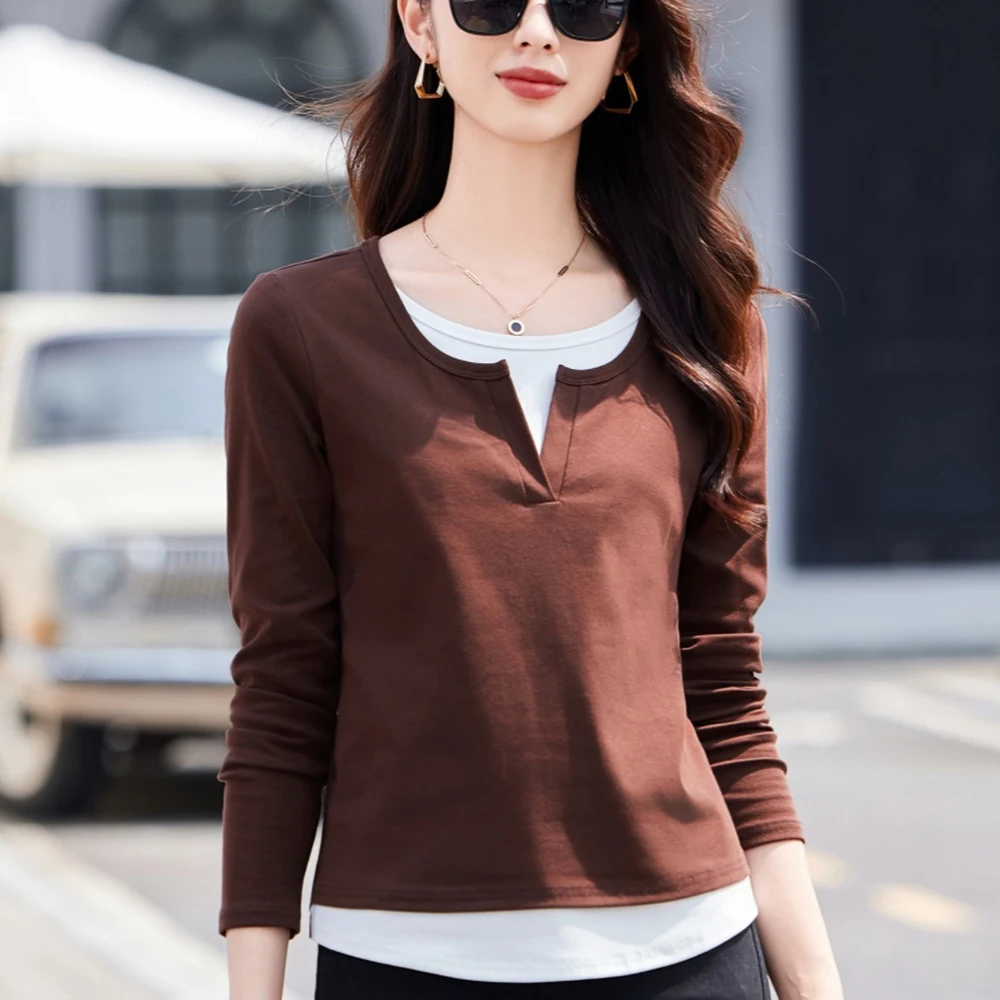 

Coffee colored fake two piece long sleeved T-shirt for women's autumn new fashion plus size color blocked round neck casual top