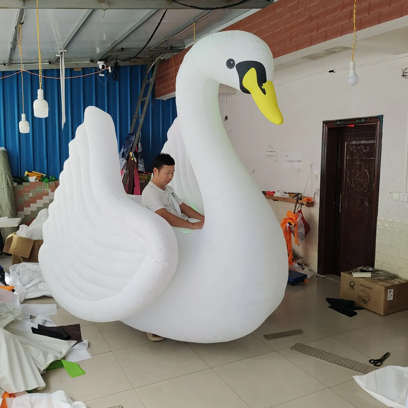 Walking Inflatable Goose Mascot Suit Custom Led Inflatable Swan Costume For Carnival Parade Performance