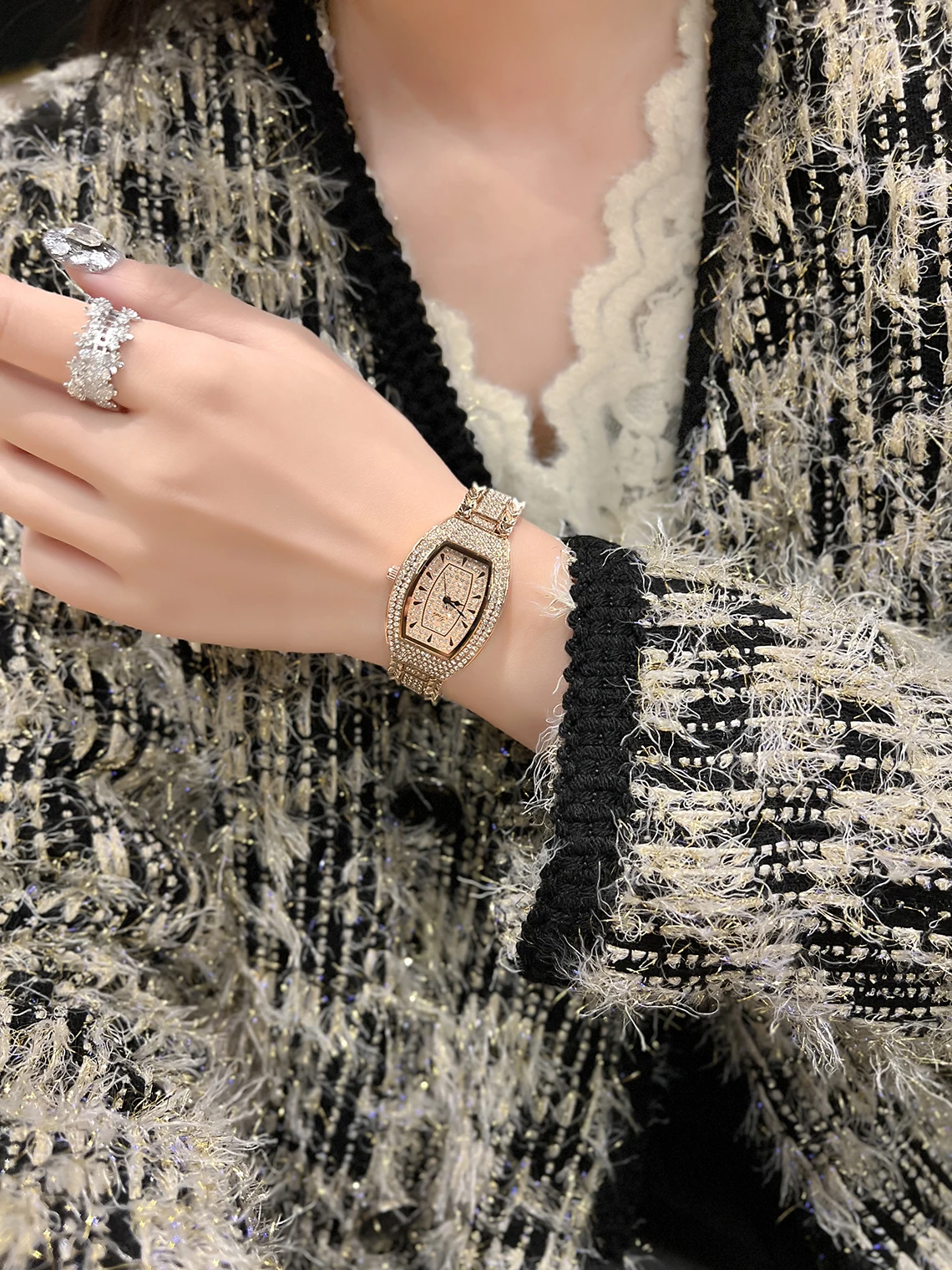 ساعات أنيقة ماسية كاملة للحفلات في المملكة المتحدة وفرنسا