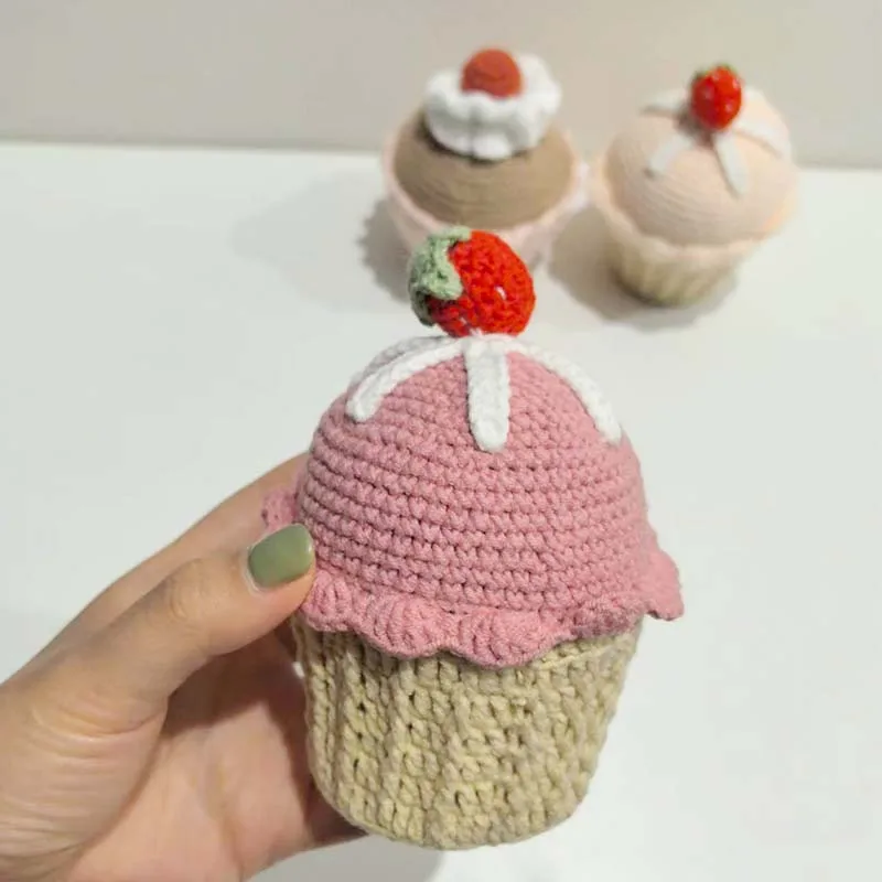 พวงกุญแจโครเชต์แฮนด์เมดสุดน่ารัก ตุ๊กตาถักนิตติ้งรูปคัพเค้กการ์ตูน จี้ห้อยกระเป๋า รถยนต์ หรือกระเป๋าเรียน