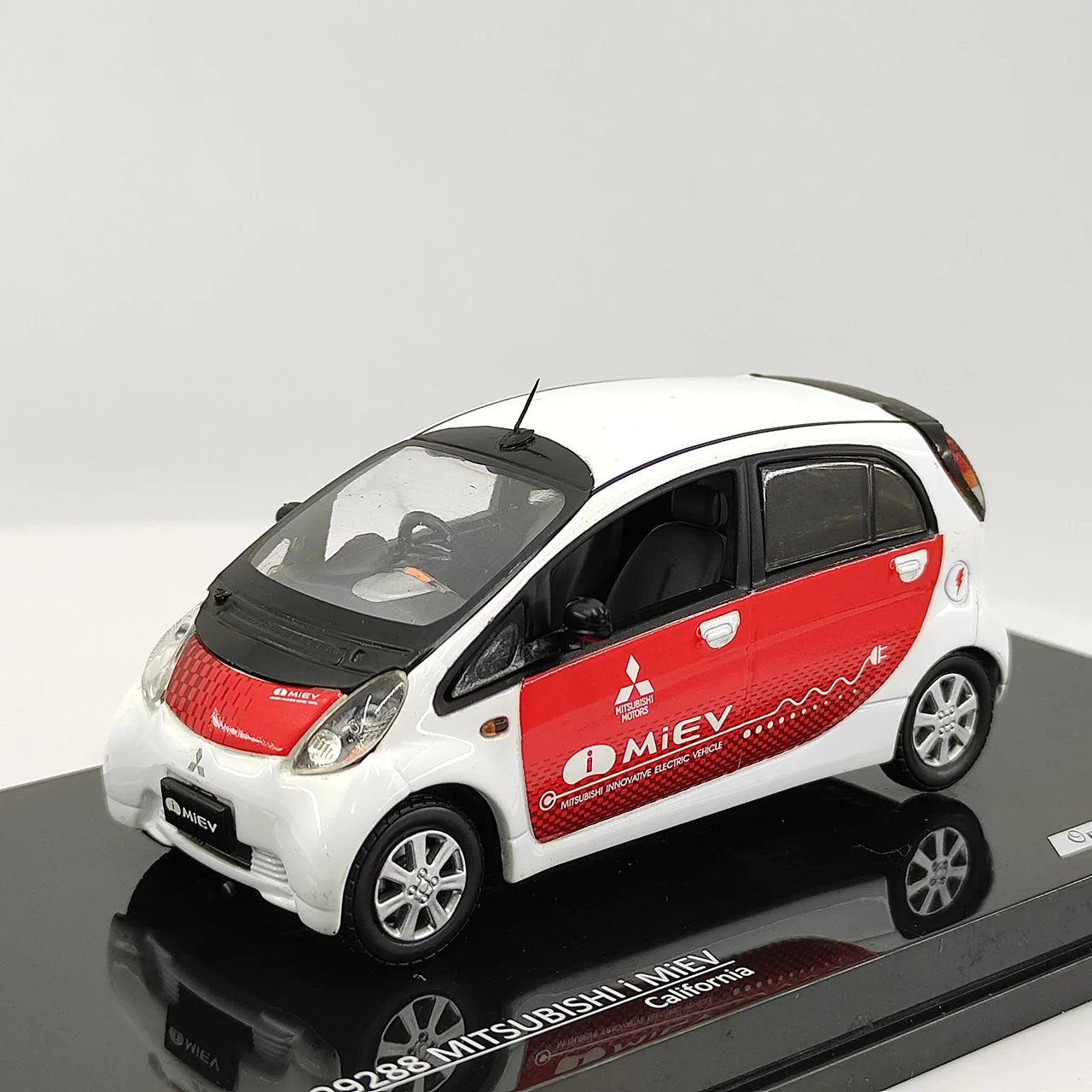 

Коробка с дефектом поверхности краски, потрескавшаяся модель автомобиля из сплава Mitsubishi IMiEV в масштабе 1:43, Калифорния