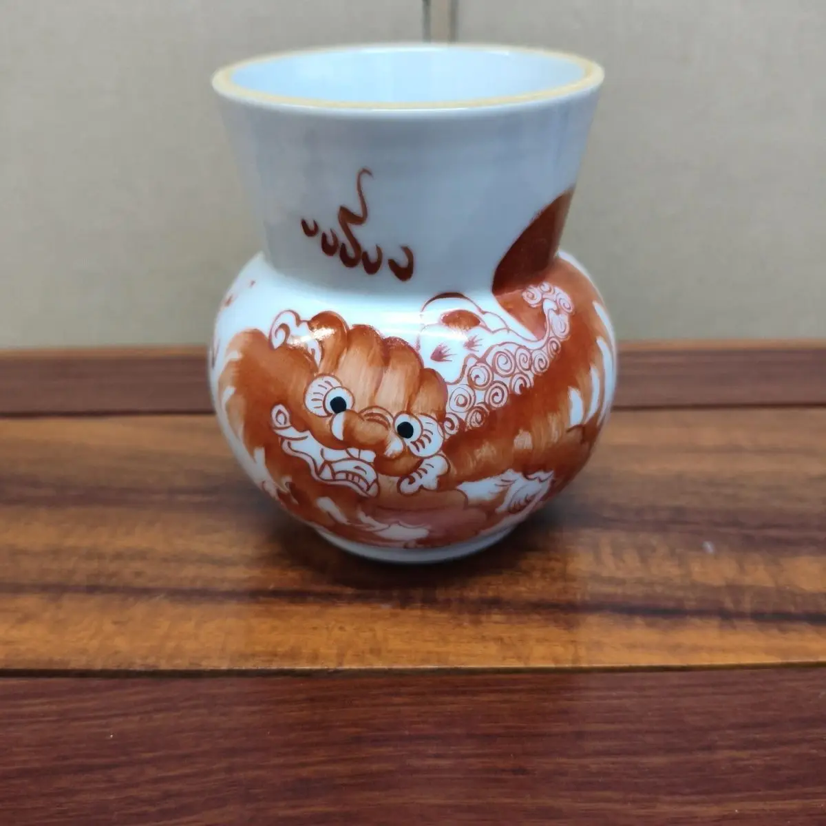 Old Collection Exquisite Hand Painted Famille Rose Taishi Shaobao Red Lion Spittoon Fine Painting Decorative Jar