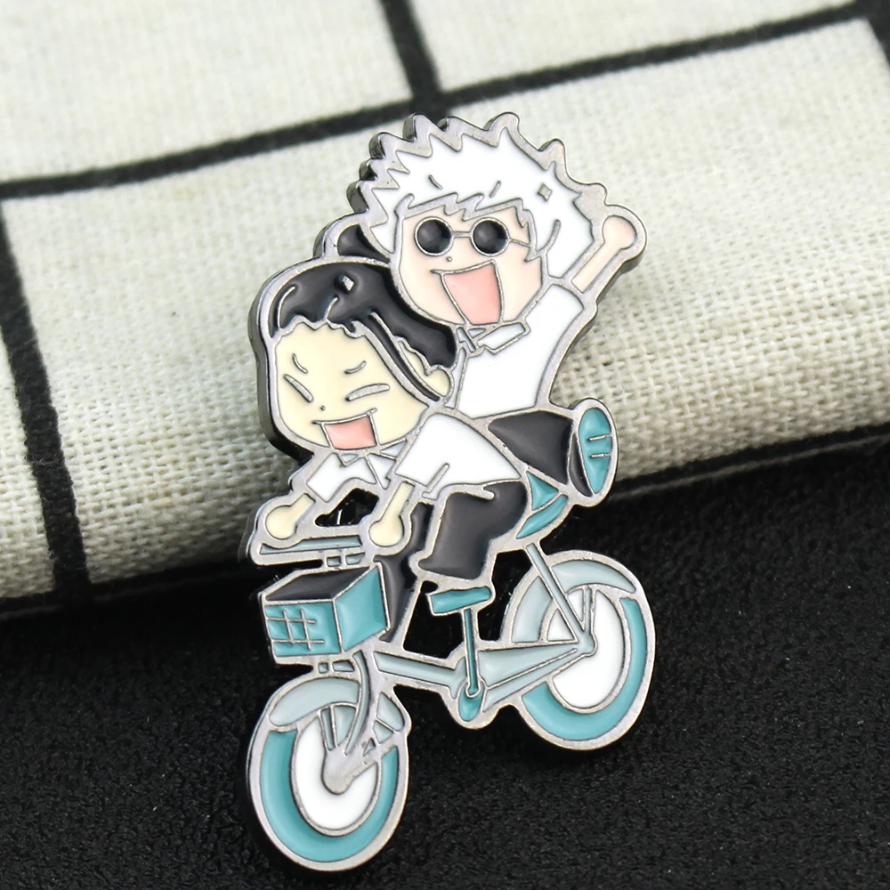 Cartoon Anime Jujutsu Kaisen Metall-Emaille-Brosche, Niedliche und Kreative Gojo Satoru Geto Suguru auf Fahrrad Reitend Anstecknadel Accessoires – Detail 5