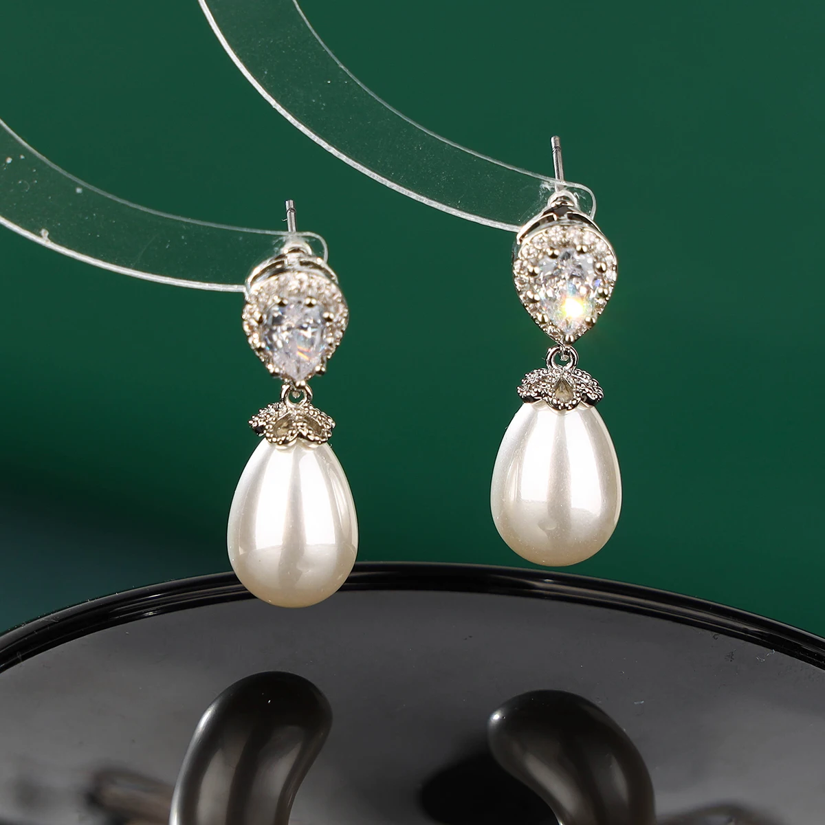 Boucles d'oreilles pendantes en perles de zircone cubique pour femmes, boucles d'oreilles de mariée en forme de feuille de larme en strass pour demoiselle d'honneur, bijoux de bal de mariage