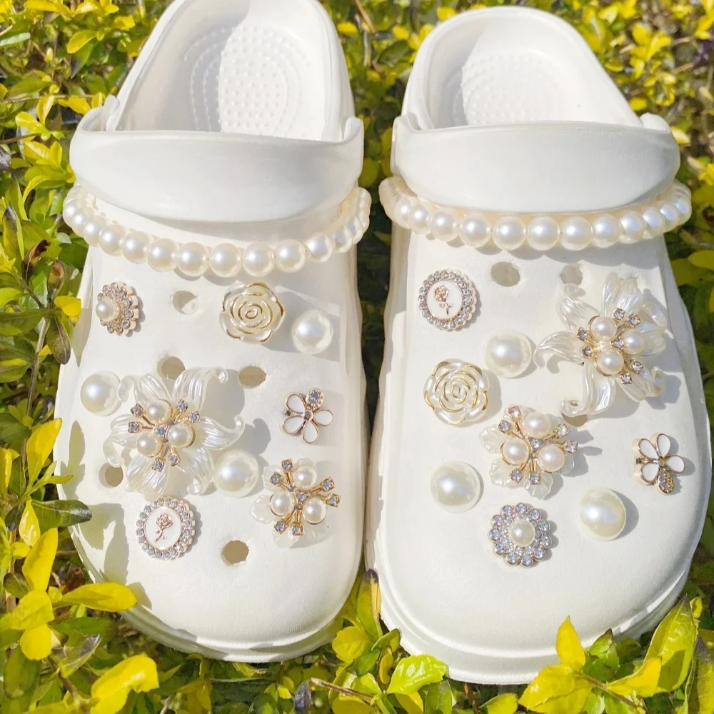 Image of 20 weiße Kamelien, ABS-Perlenkette, DIY abnehmbare Schuhaccessoires, geeignet für Damen-Sandalen, Hausschuhe, Strandtaschen, multifunktional