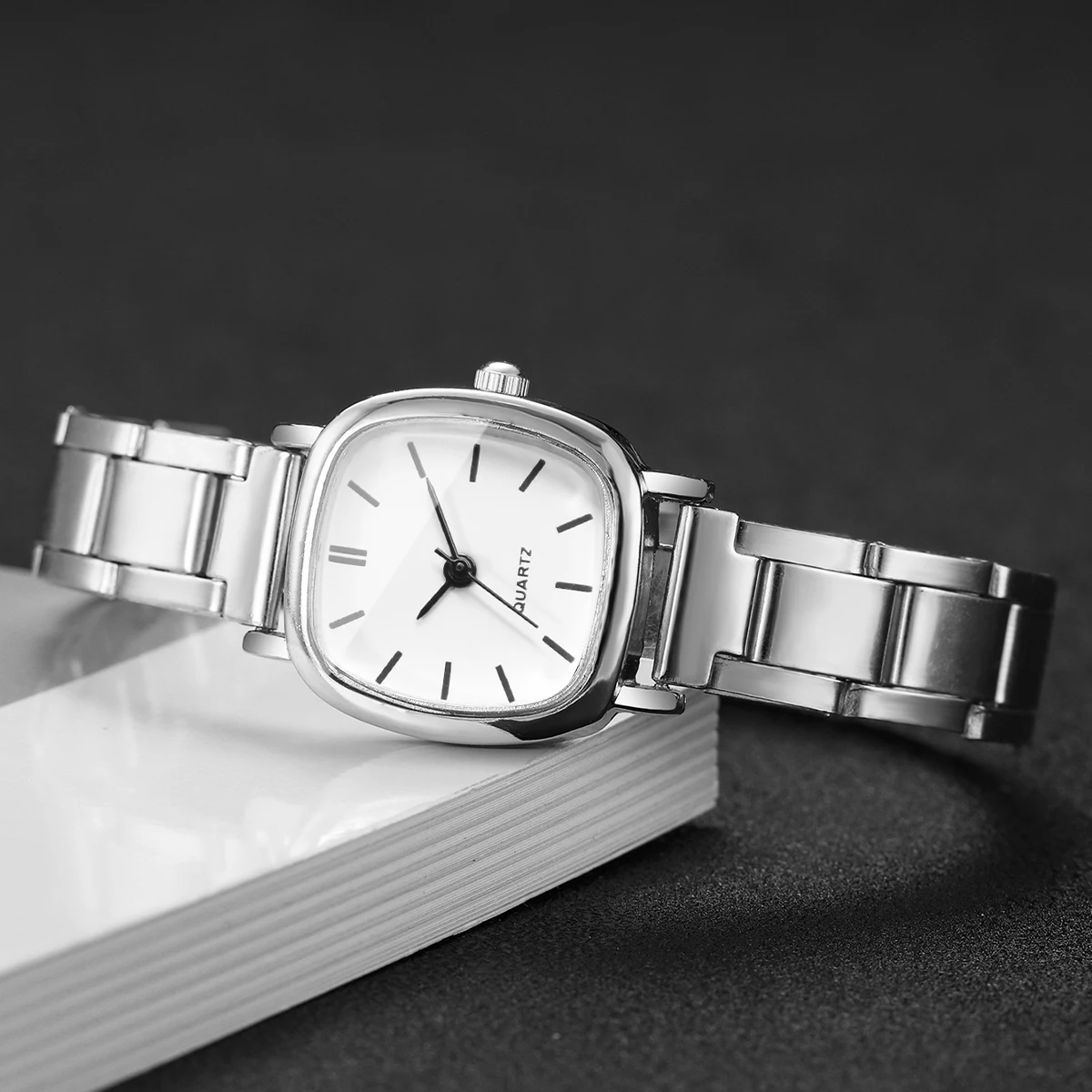 Women's Watch Fashion Leisure Versatile Simple Scale Dial Exquisite Trendy Quartz Watch (Box Not Included)