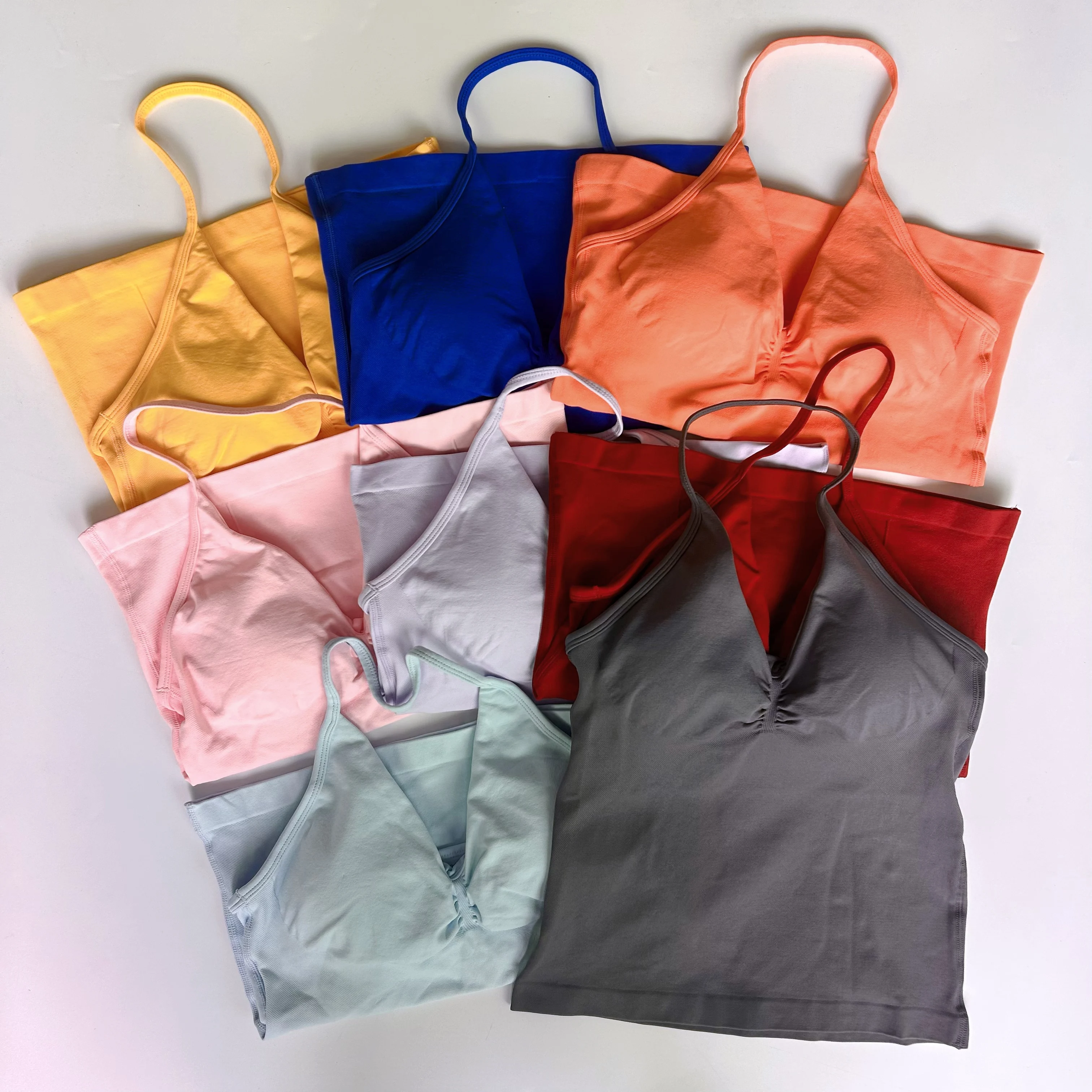 Top con spalline palangari a impatto con logo Top da palestra senza schienale Reggiseno da donna scrunch incorporato con coppe rimovibili Canotte yoga elasticizzate