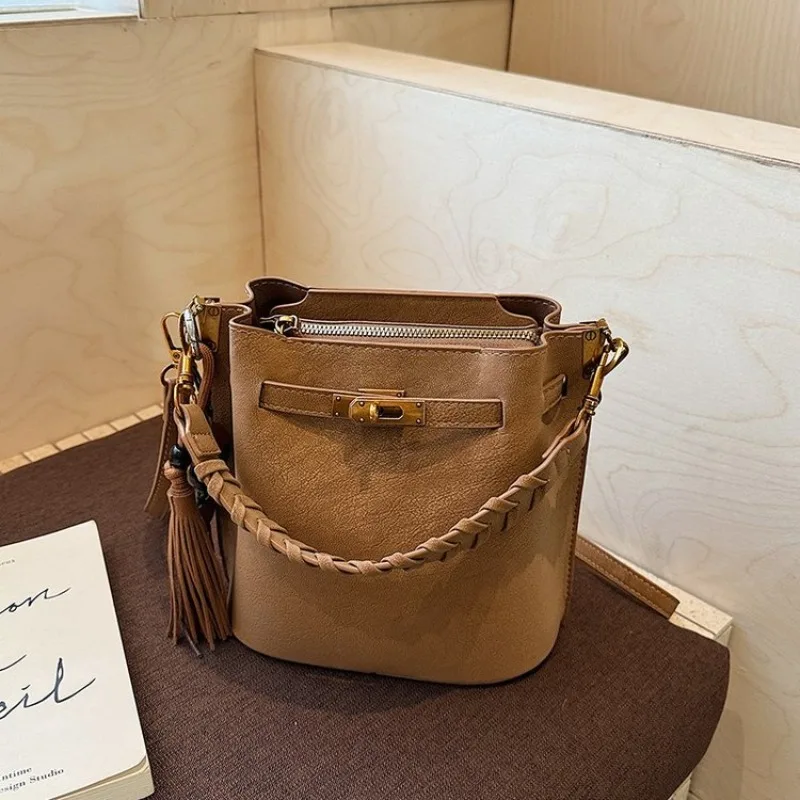 

Elegant Chic Minimalist Diaper Bag A Trendy Solid Color Leather Shoulder Bag For Stylish And Luxury Commuter Women