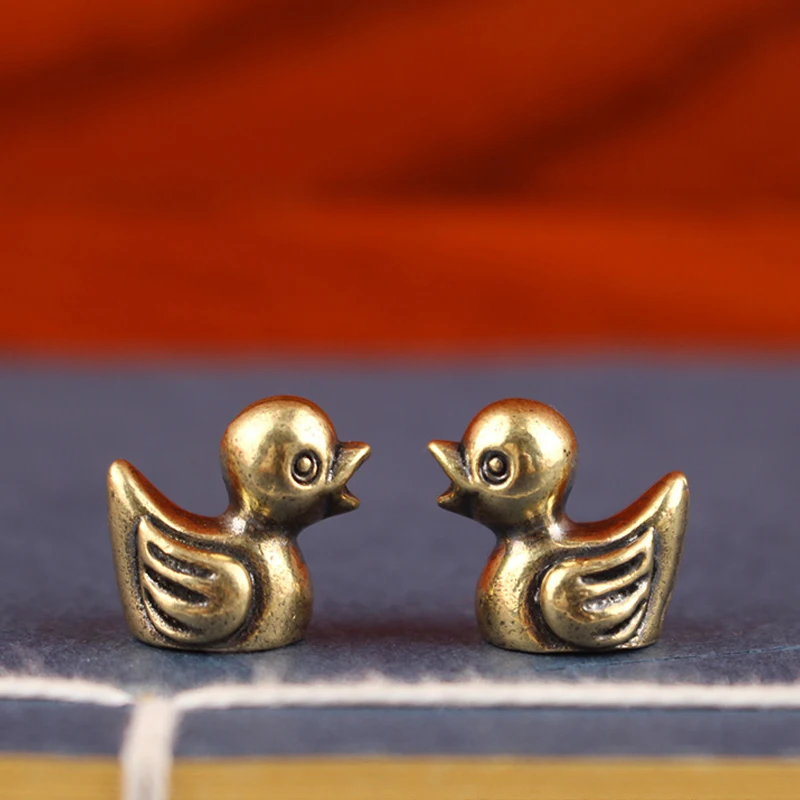 ​ 2 قطعة تمثال بطة نحاسية ، ديكور طاولة شاي الحيوانات الأليفة للشاي الحرفي ، هدية تزيين سطح المكتب على شكل بطة لطيفة