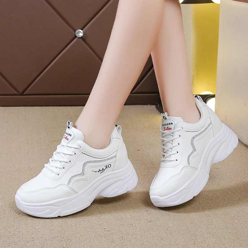 

Новые модные нескользящие повседневные кроссовки с круглым носком на толстой подошве для женщин, весенне-осенние удобные и сексуальные прогулочные туфли на шнуровке