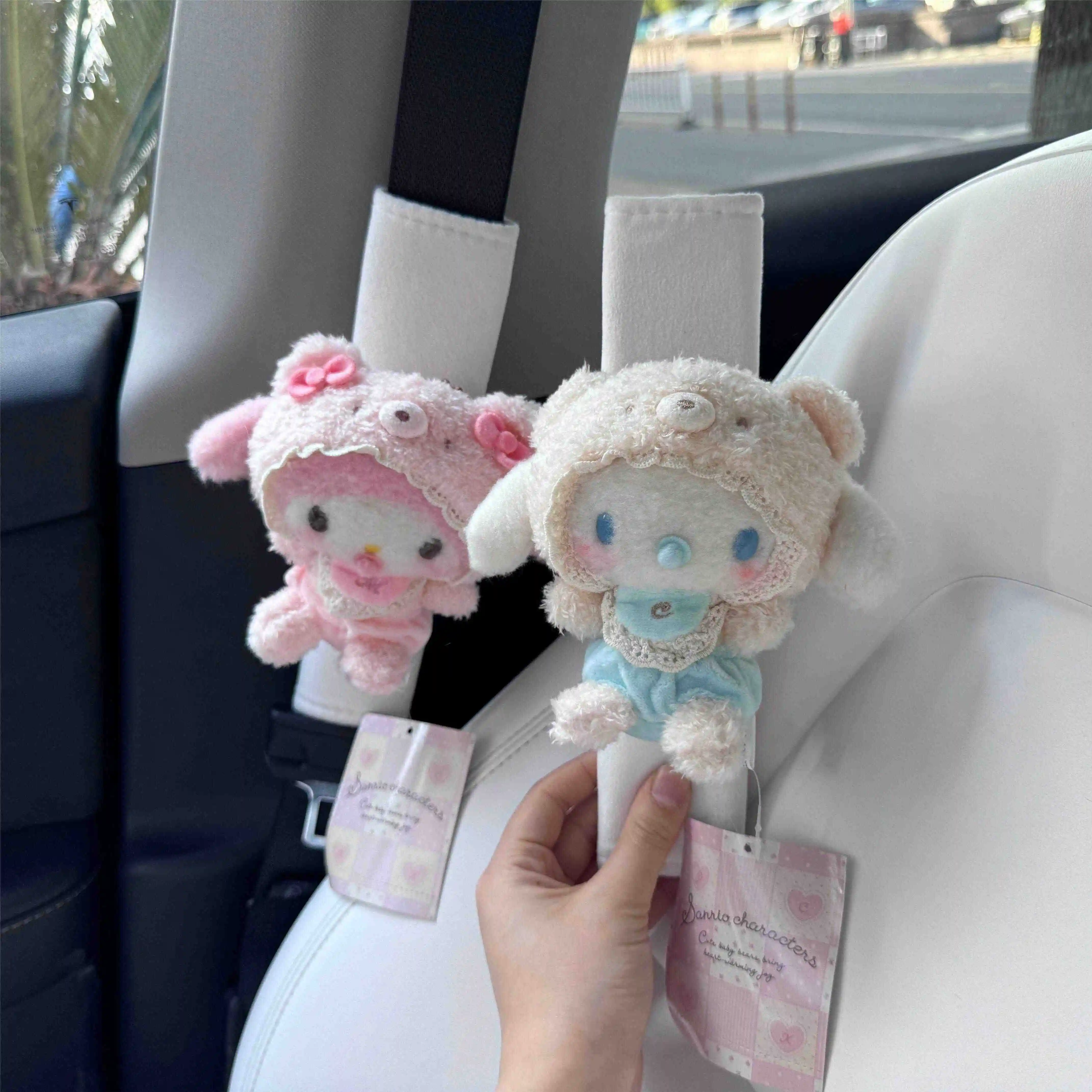 Sanrio Hello Kitty ฝาครอบเข็มขัดนิรภัยในรถยนต์น่ารักการ์ตูนตุ๊กตารถฝาครอบป้องกัน Auto Parts ตกแต่งเข็มขัดนิรภัยเครื่องประดับ Supplie