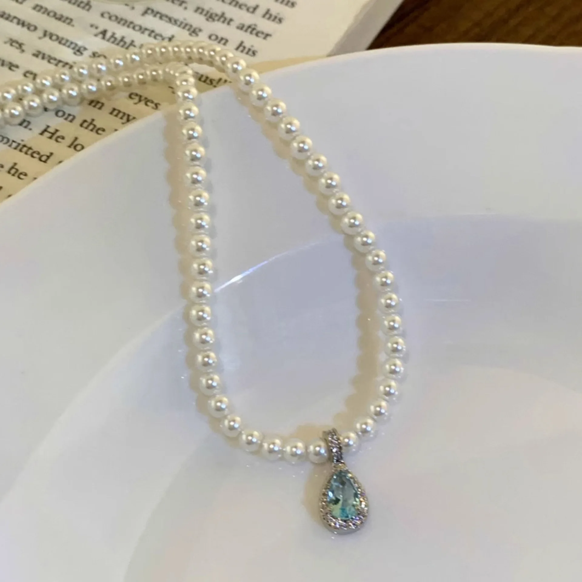 Angel's Tears ~ Cadena de clavícula con perlas y gota de agua para mujer, cadena ligera de lujo con diseño de nicho, cadena para el cuello con temperamento, nuevo collar de alta gama