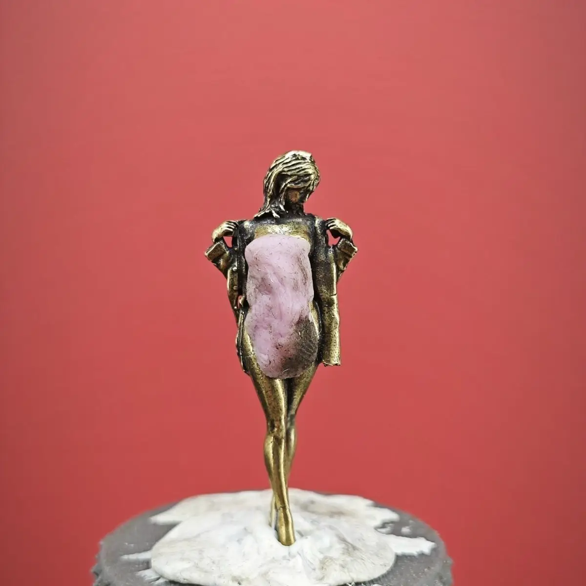 Миниатюрная фигура девочки — коллекционный декор для дома