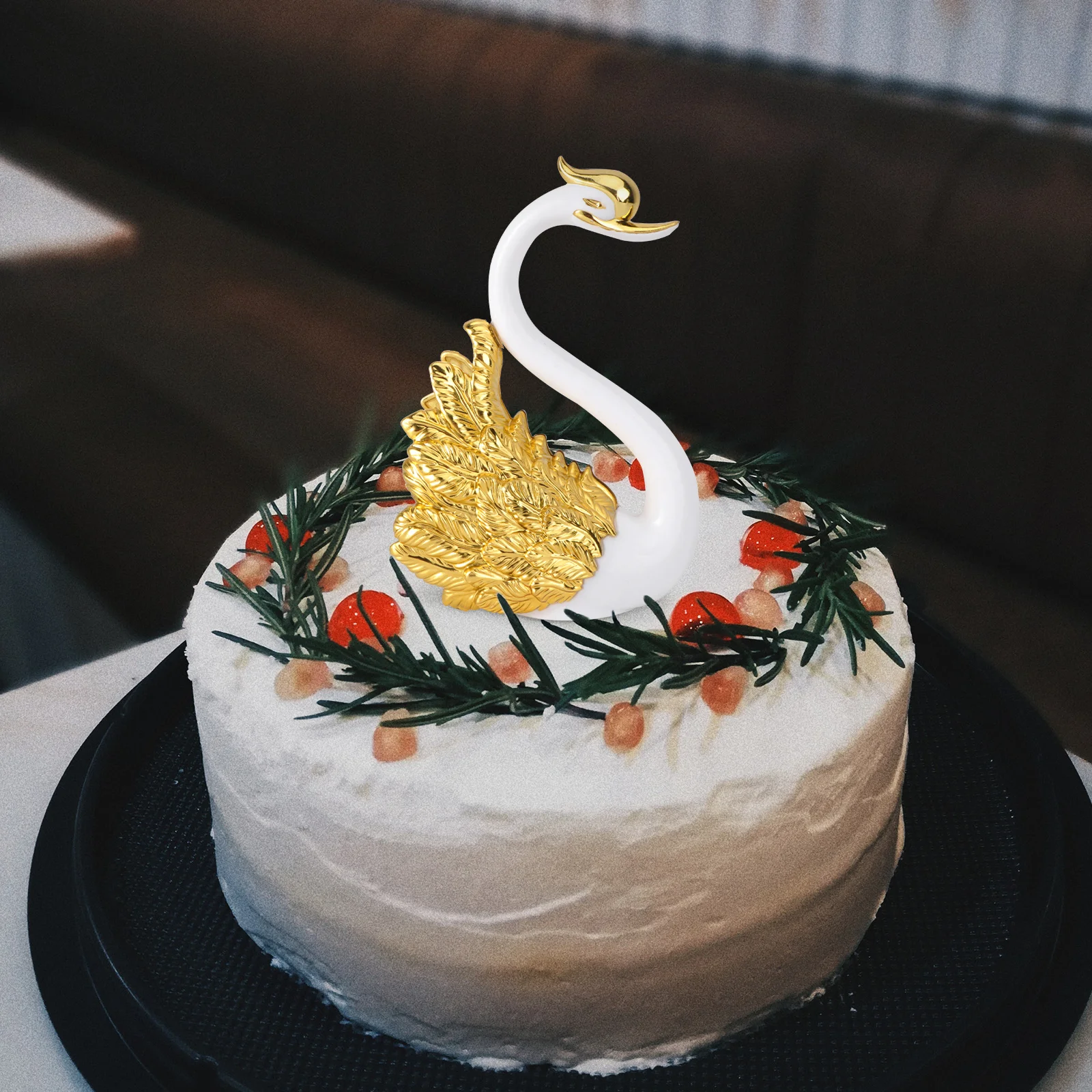 

2Pcs Crown Swan Plastic Figurines Golden Sculpture Desktop Adornment Cake Topper Car Decoration Plastic Figurine for Decoration