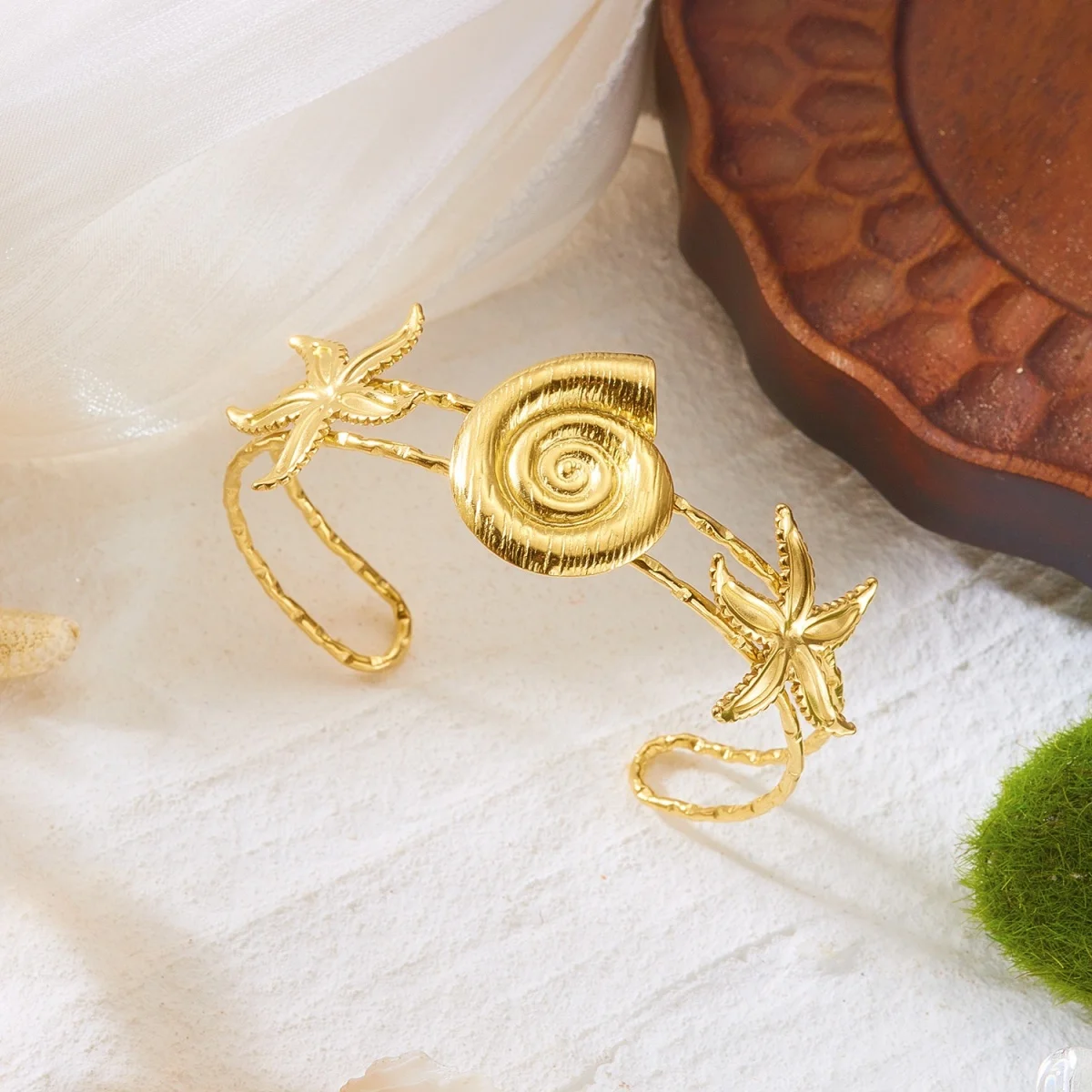 Mehrliniger Armreif aus Edelstahl mit Seestern-, Muschel-, Quallen-, Seepferdchen-, Sonnen- und Schildkrötenmotiven für Damen und Herren, Sommer-Schmuck. – Detail 33
