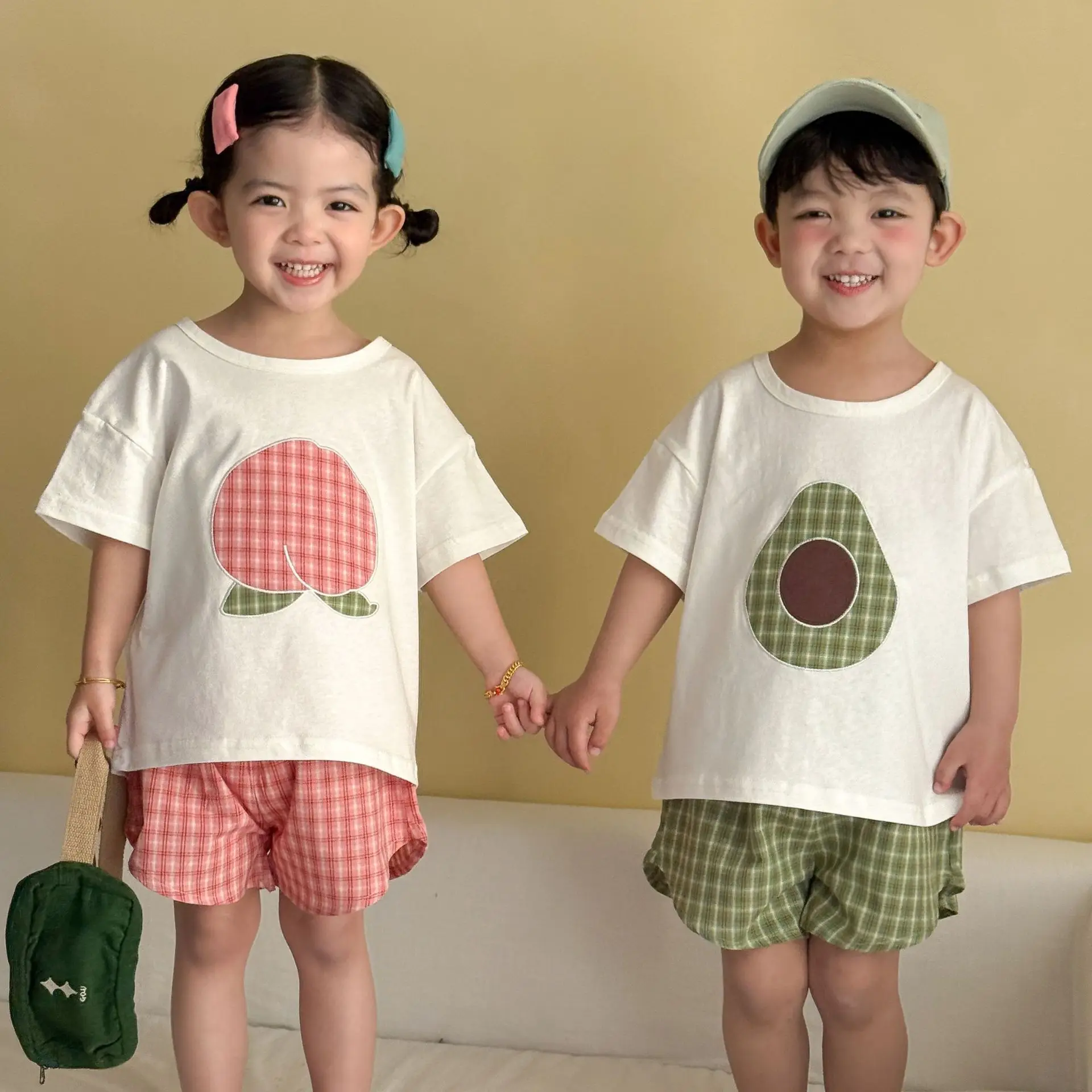 

Новый летний комплект детской одежды 2026: футболка с коротким рукавом и шорты для мальчиков и девочек, домашняя одежда с фруктовым принтом, 2 предмета, хлопковая пижама для малышей