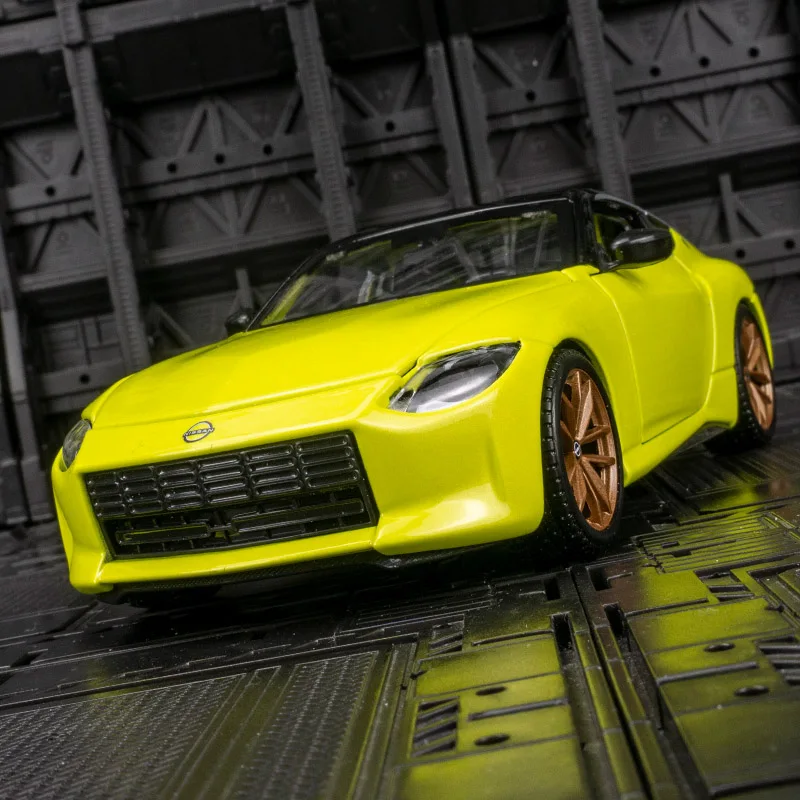 

Модель автомобиля Maisto 1:24 Nissan Z из сплава, с открывающимися дверями с обеих сторон, подходит для коллекционирования и может быть подарен.