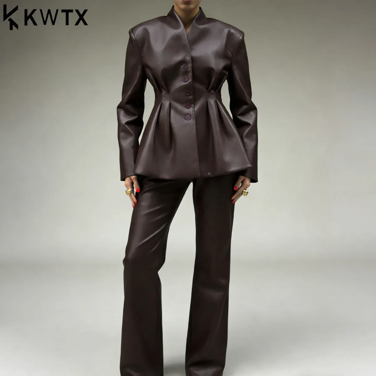 

Комплект KT: Пальто и товары в наличии 2026. Роскошный женский темно-коричневый блейзер из искусственной кожи с воротником-стойкой. Минималистичный современный офисный стиль.