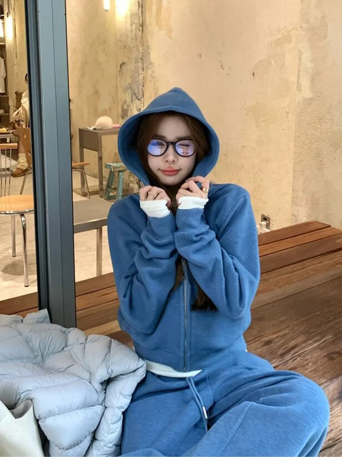 

Комплект женский: худи на молнии в расслабленном стиле и широкие спортивные брюки с высокой талией, однотонные, весенний повседневный комплект