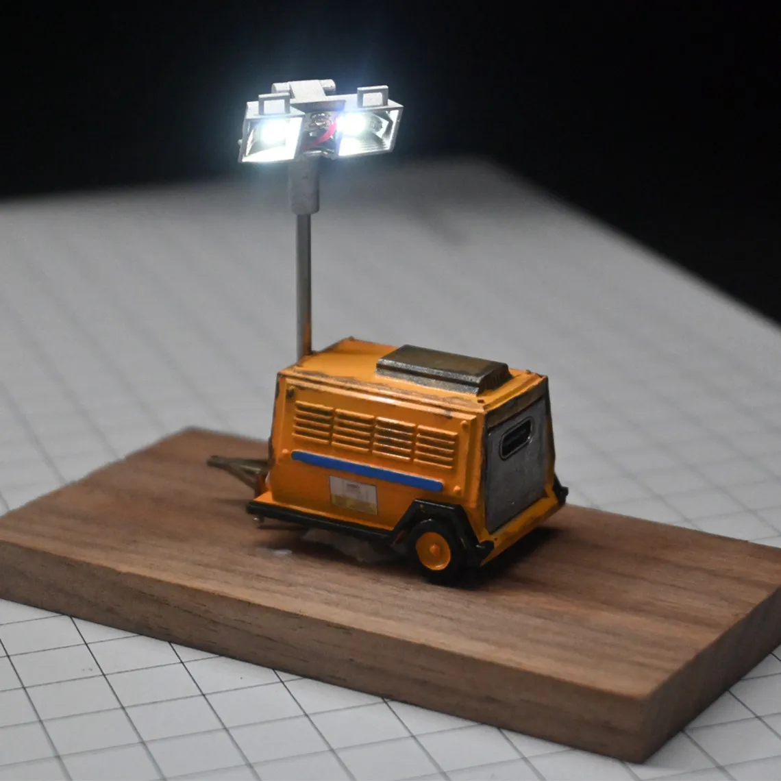 Diorama 1/64 Scale Car Garage Props Simulation Mobile Lighting Machine Model Mini Workshop Scene Repair Tools Accessory Model