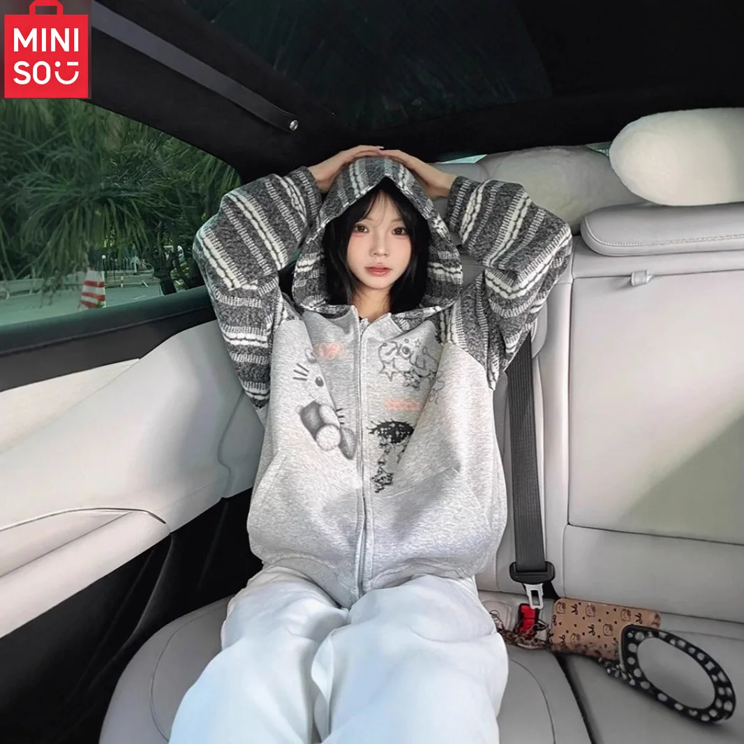 سترة نسائية بغطاء للرأس من MINISO بتصميم جديد 2025 سترة صوفية ذات طراز كسول متخصصة