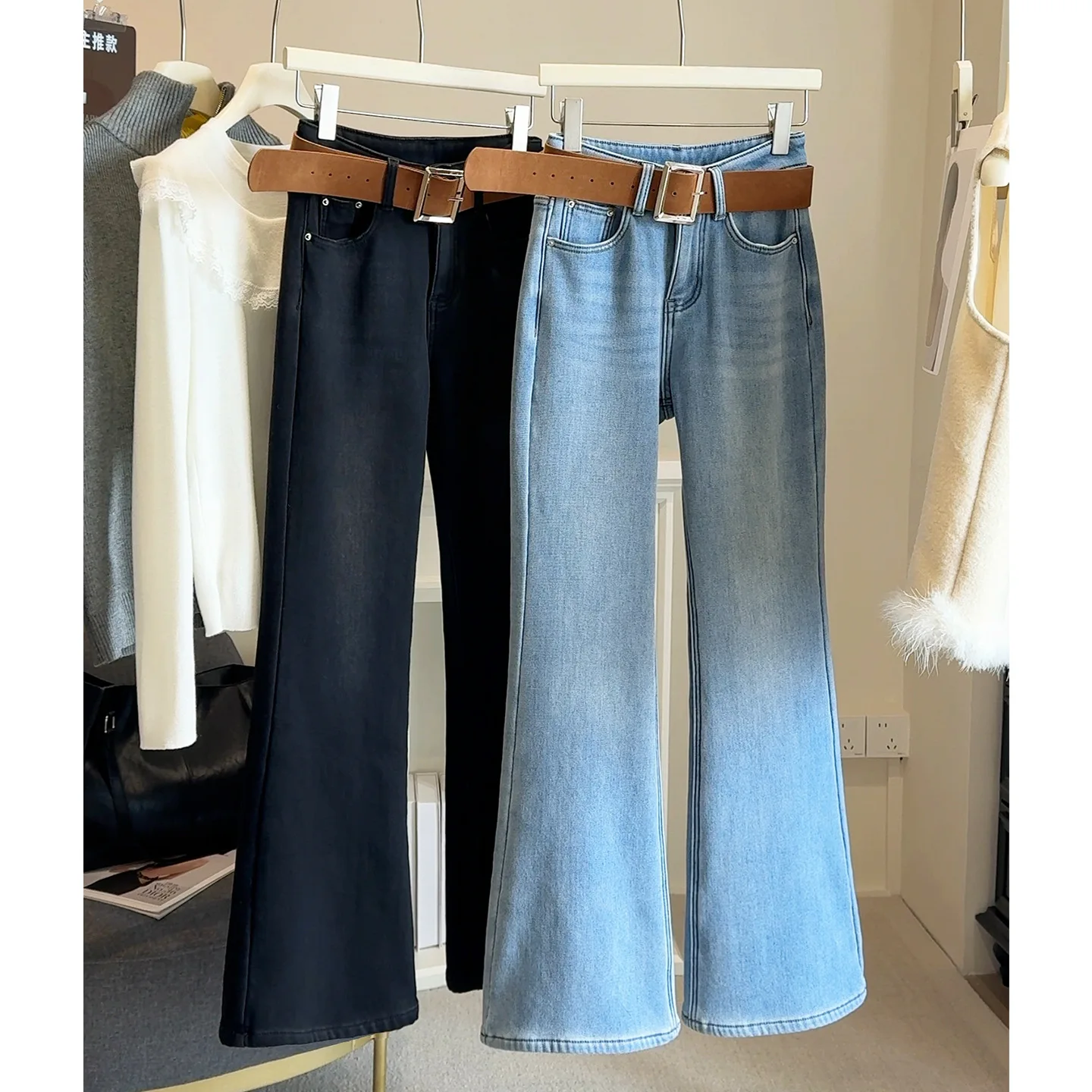 

2025 зимние плюшевые утолщенные джинсы с высокой талией и микро-клеш для женщин, хлопковые расклешенные брюки, светло-голубые широкие брюки