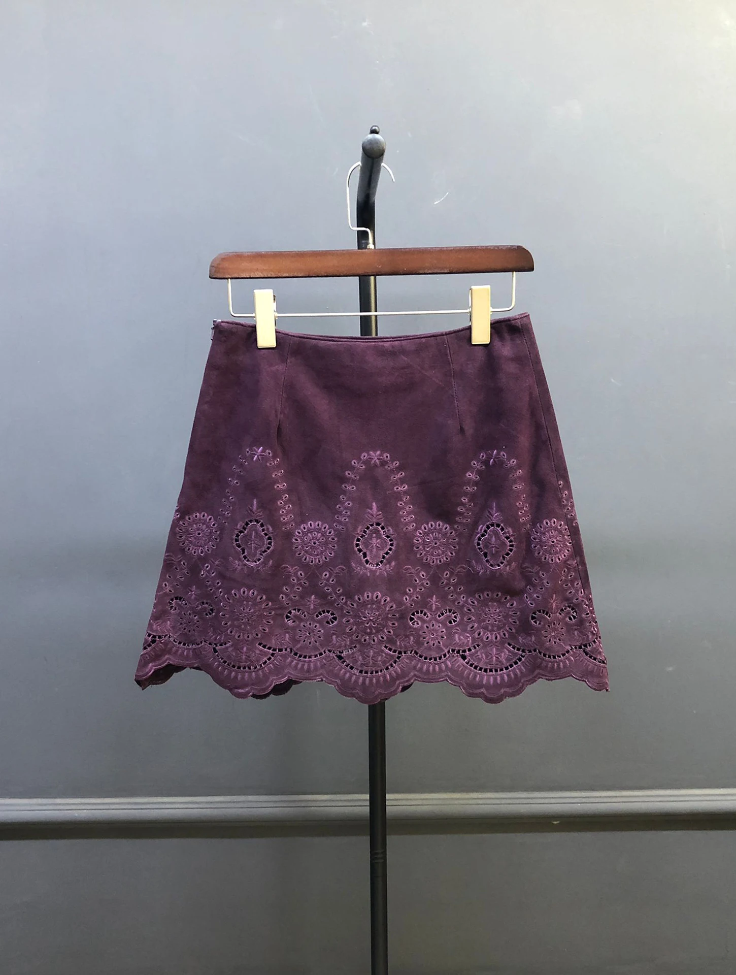 

Юбка из натуральной кожи с вышивкой, расклешенная, приталенная, с завышенной талией, винтажная, женская, А-силуэт, на запах