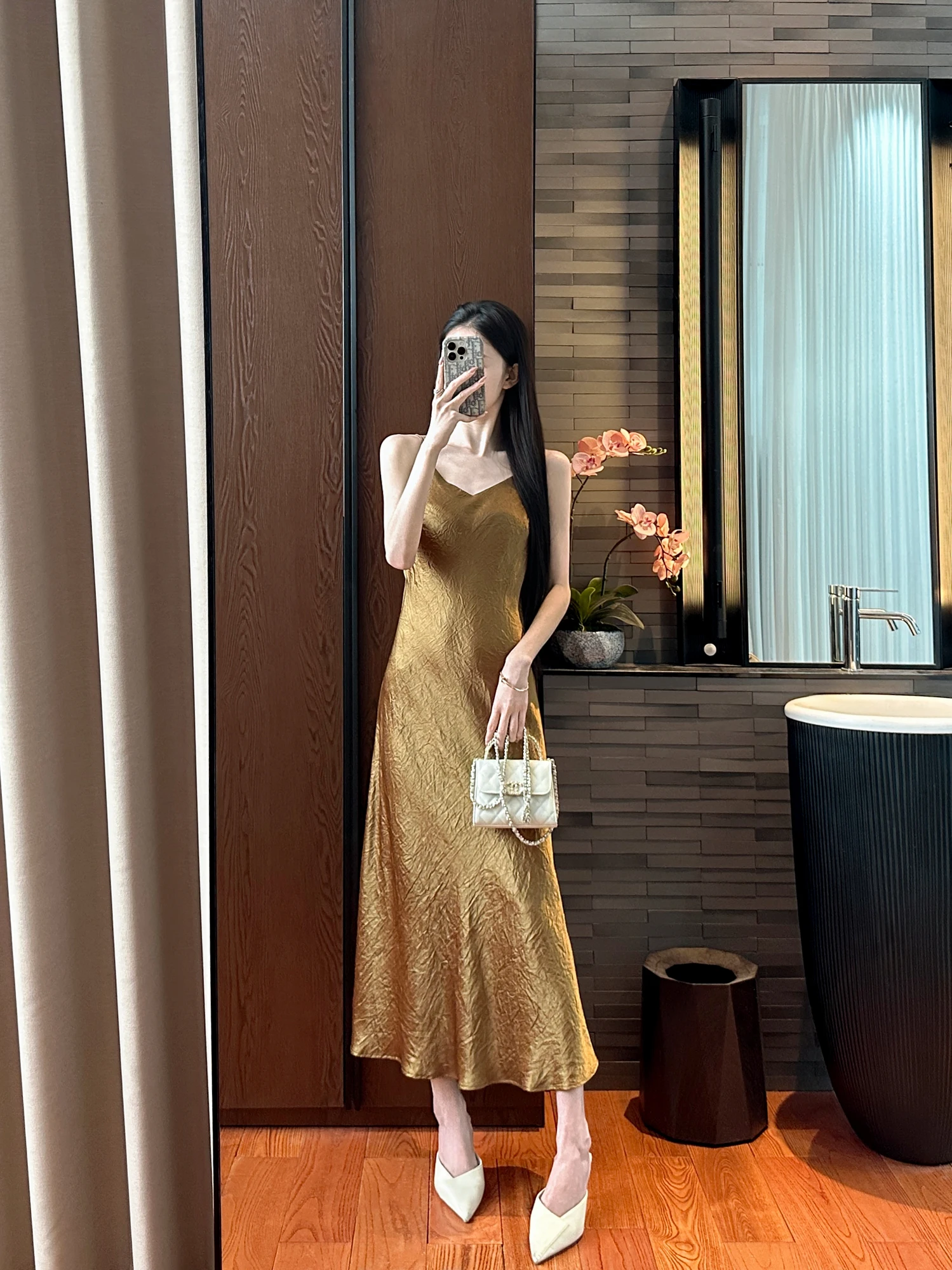 

Золотистое атласное платье с драпировкой, с завышенной талией, А-силуэт, V-образный вырез, без рукавов, для городского стиля, женская мода, весна 2026