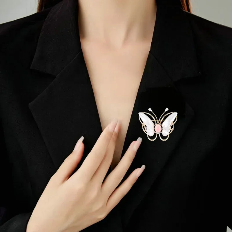 A grand, elegant and high-end butterfly brooch for women, with a unique and luxurious creative combination
