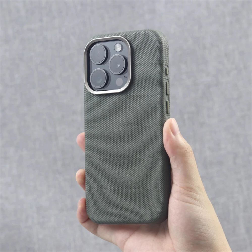 Luxuriöse Legierungs-Linsenrahmen-Hülle aus Partikel-PU-Leder mit Magnetfunktion für iPhone 18 17 16 Pro Max 15 14 13, kompatibel mit Magsafe kabelloser Ladefunktion.