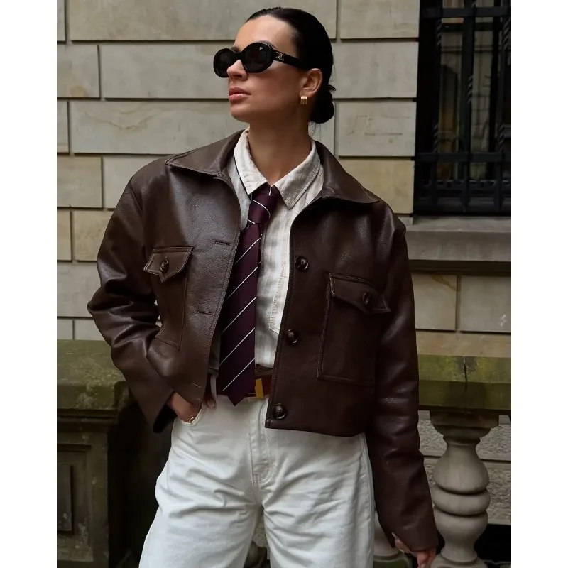 Jaquetas Femininas Highstreet Primavera 2026: Jaqueta de Couro Vintage Brilhante Solta com Lapela Retrô, Manga Comprida e Abotoamento Simples - Casaco Curto