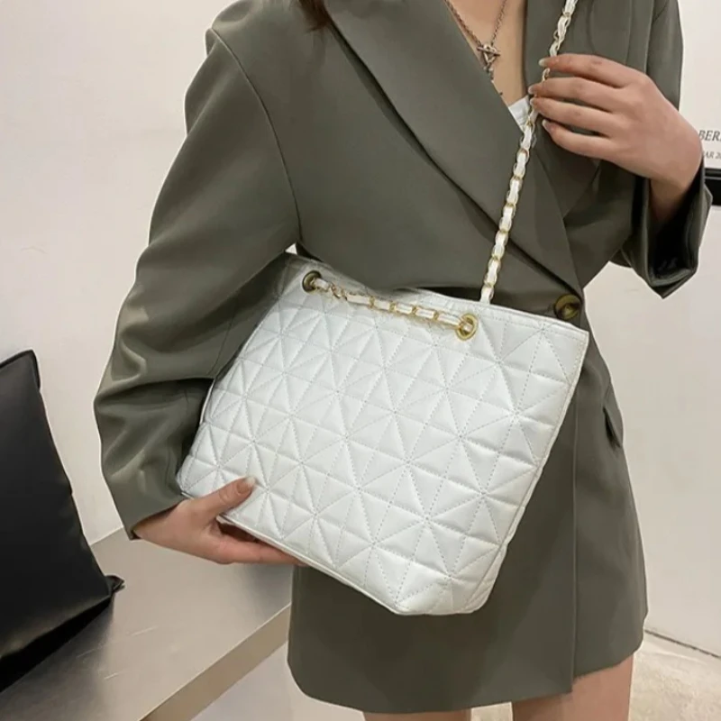 Quilted Tote Bag with Leather Wrapped Gold Chain Straps,Large Capacity Shoulder Handbag,Elegant Work Tote Bag for Office Commute