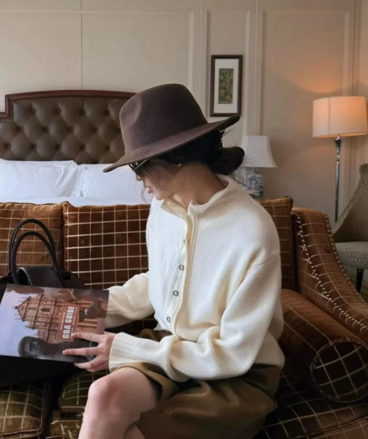 elegante-cappello-da-jazz-in-feltro-di-lana-ideale-per-l’autunno-e-l’inverno-in-color-caffe-dal-taglio-che-slancia-il-viso-versatile-alla-moda-e-capiente-con-un-fiocco-decorativo
