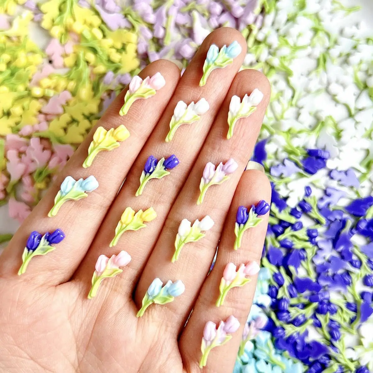 30個入り 暗闇で光るチューリップネイルチャーム バルク 3Dレジン製 模造ブーケ ネイルアートデコレーション アクセサリー用品 DIYクラフト