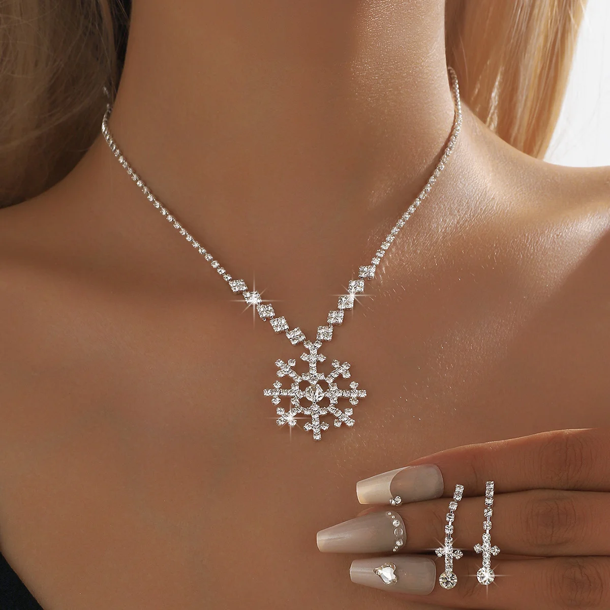 

New Christmas snowflake pendant with full-diamond embellishments. Set of necklace, earrings and bracelet.