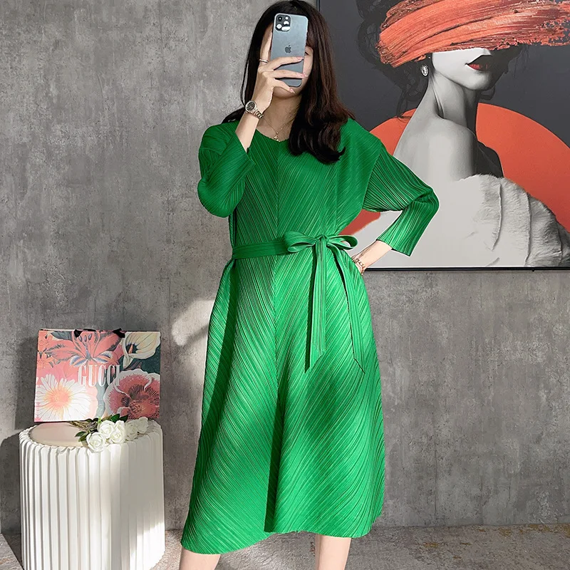 2024 Spring New Three Mansions Pleated Temperament Simple Commuter Dress Loose High Waist Slim Mid Length Dress for Women