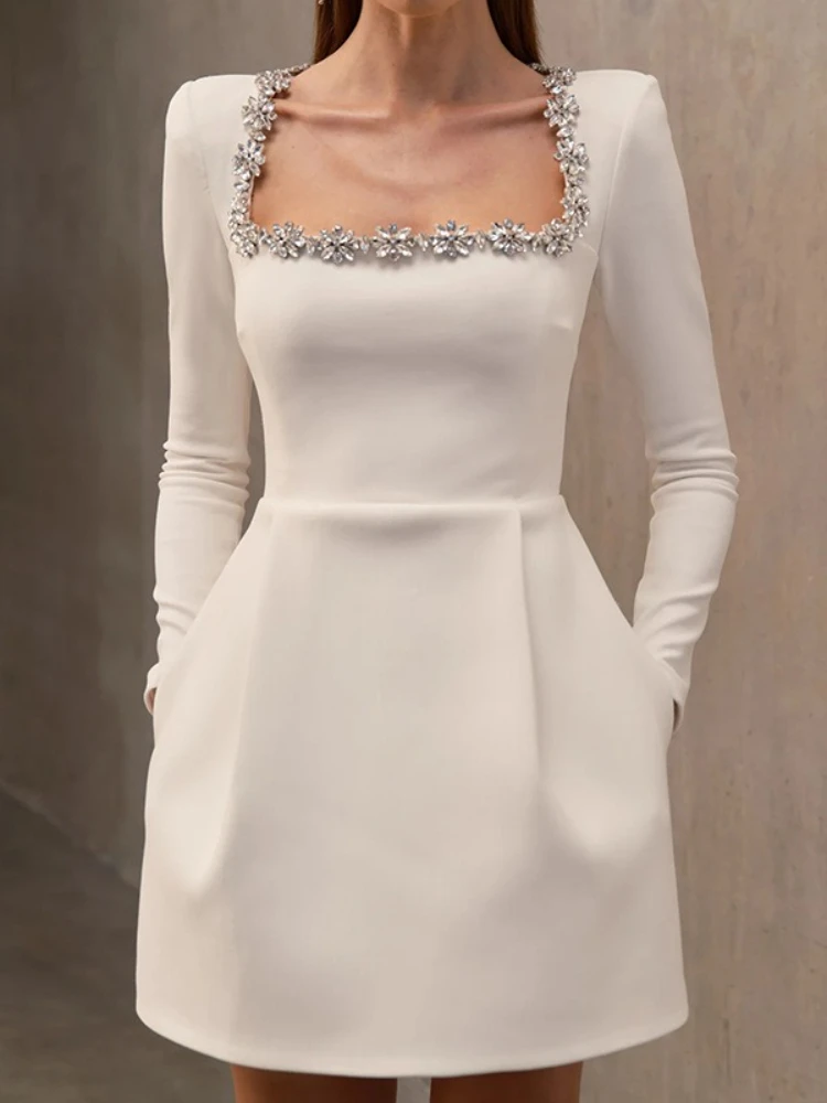 Abito da banchetto stile street in velluto corto con diamanti e collo quadrato alla moda da donna autunno 2025