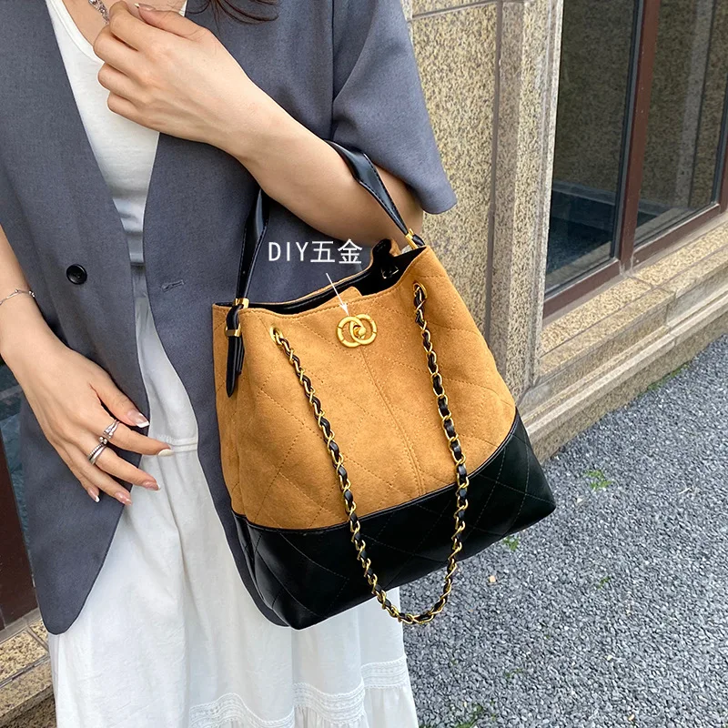 2025 New Retro Suede Quilted Chain Tote Bag. Genuine Leather Large Capacity Shoulder Bucket Bag.