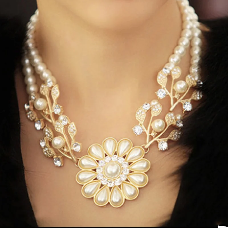 

Korean fashion star-style pearl and diamond flower short choker necklace as a hundred-piece accessory set