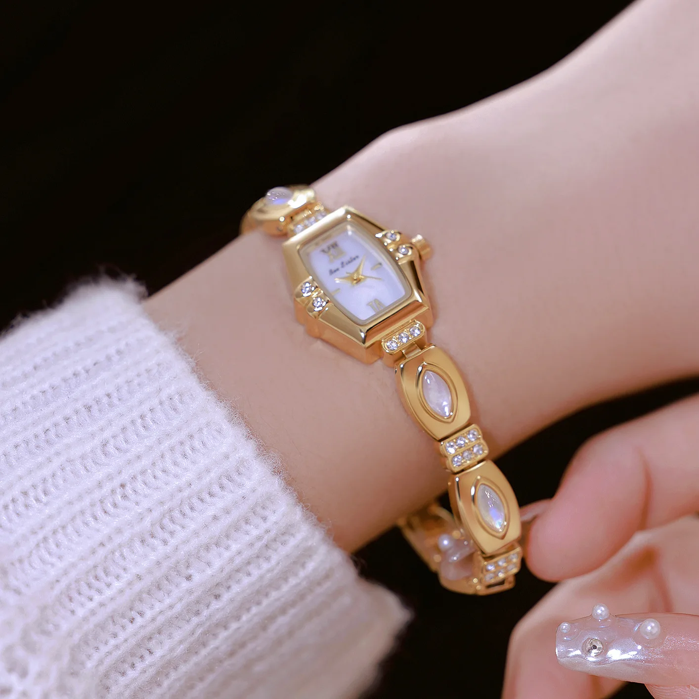 ساعة نسائية أنيقة، تصميم حجر القمر الطبيعي من عرق اللؤلؤ، طراز فرنسي عتيق، ساعة يد نسائية فاخرة راقية.