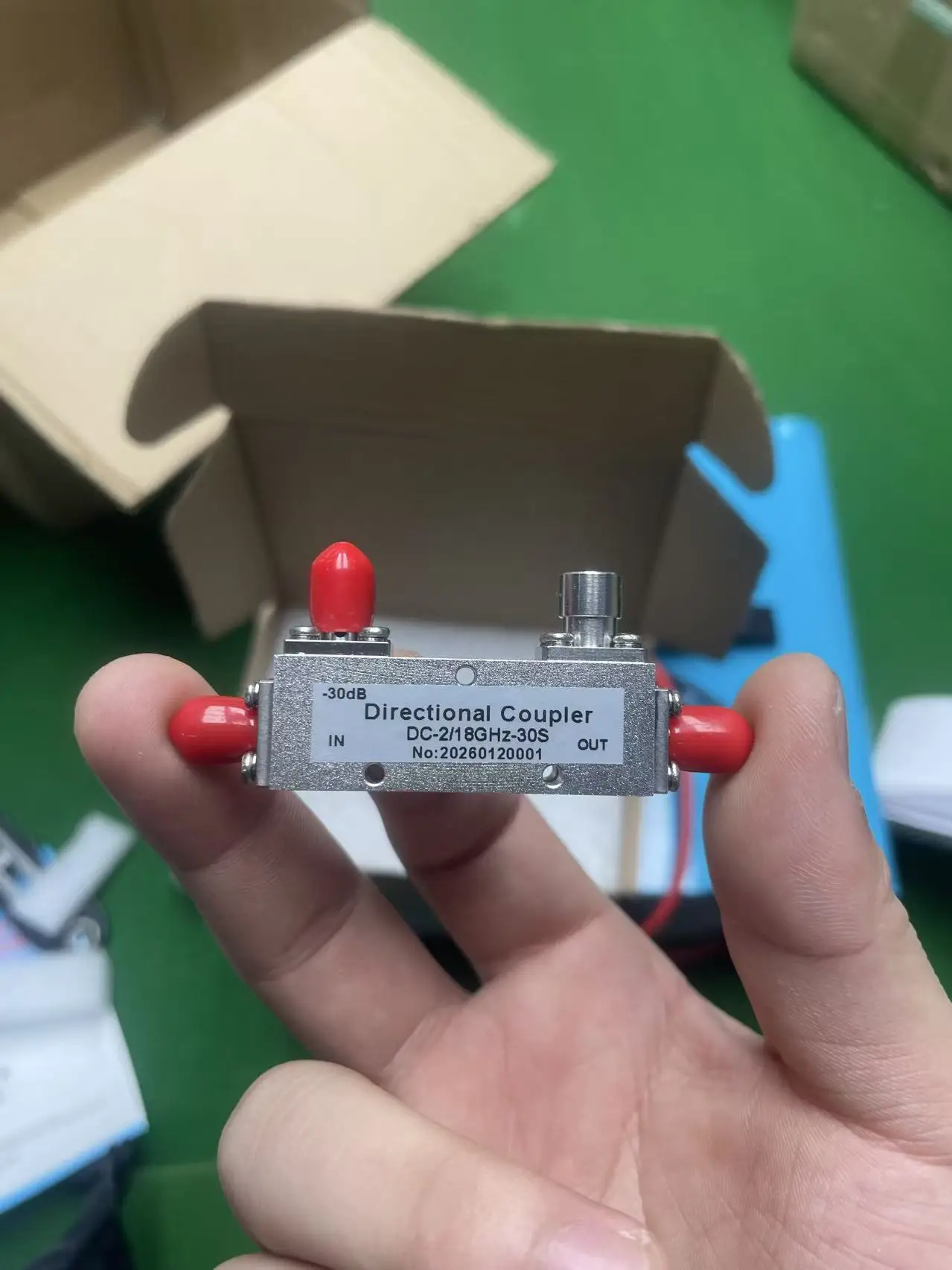 Acoplador direccional DC-2/18G-30S – 2-18GHz, 30dB, 20W, SMA, banda ancha para RF/microondas