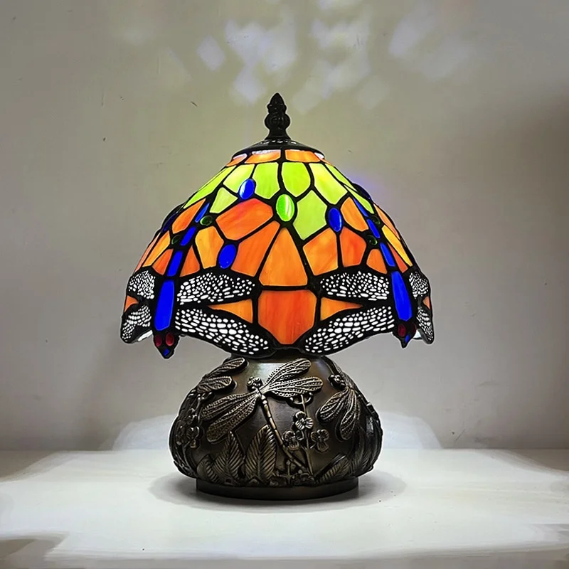 

8-дюймовая европейская винтажная настольная лампа в стиле Тиффани, оранжевая, с узором синих стрекоз, витражный абажур