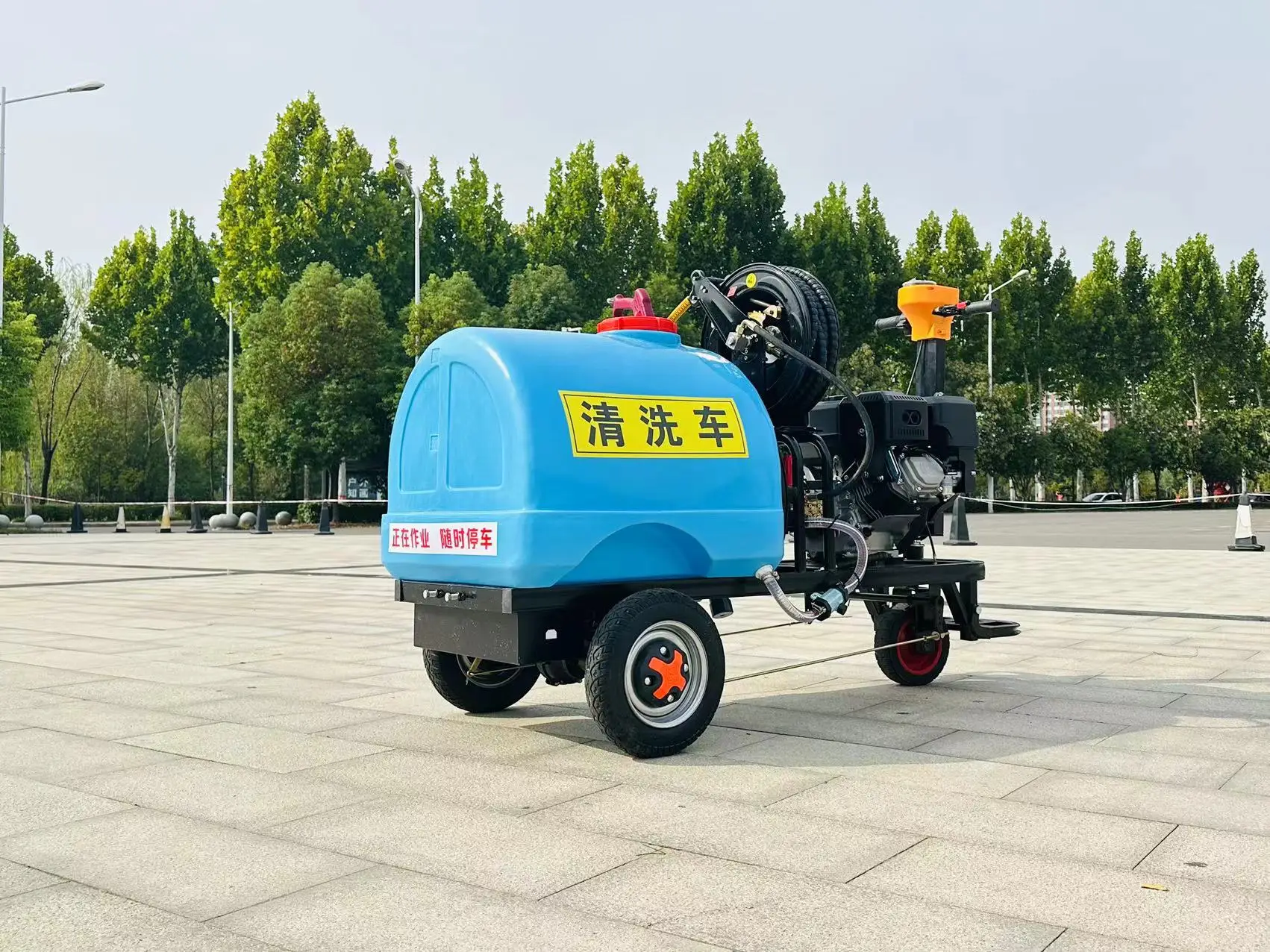 2025Veicolo compatto per la pulizia ad alta pressione e camion aspirapolvere a getto fognario