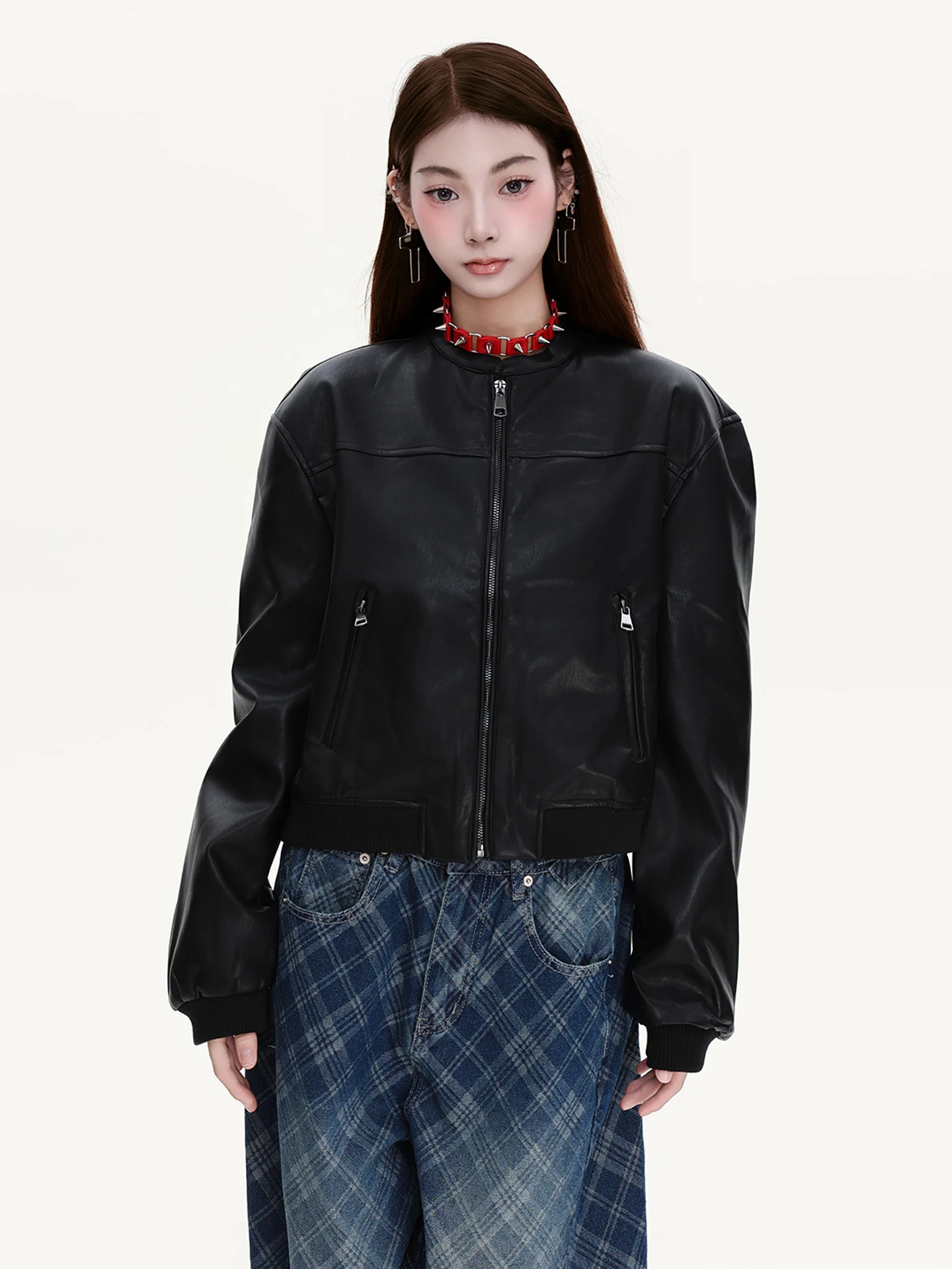 เสื้อแจ็คเก็ตหนัง PU สไตล์อเมริกัน PBB Original รุ่น Street Sle ort สำหรับผู้หญิง ดีไซน์สาวเปรี้ยว แบรนด์ทันสมัย คอตั้ง สีแดงไวน์