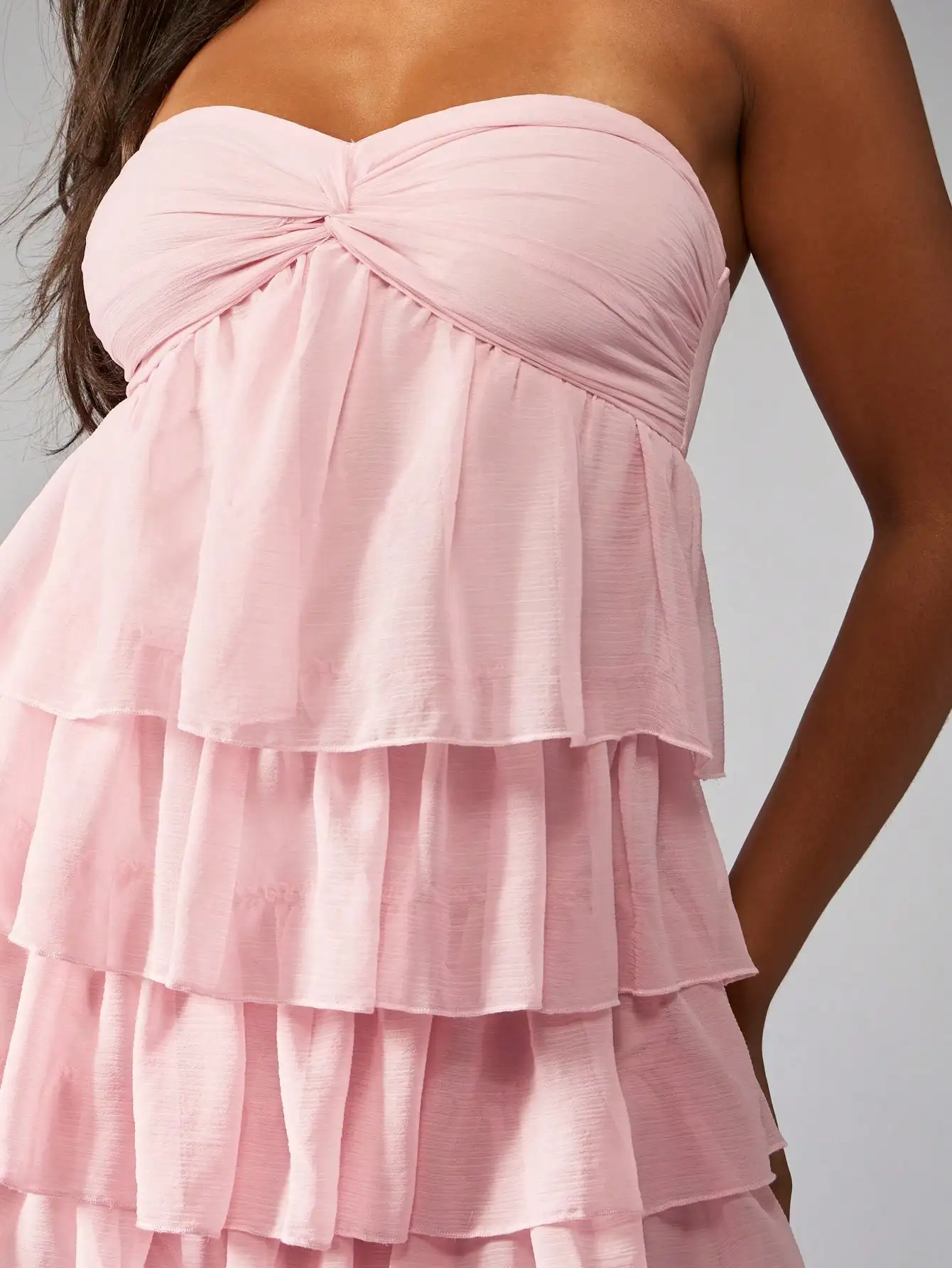 Mini abito rosa senza spalline con volant a strati per feste, invitati a matrimoni, damigelle d'onore
