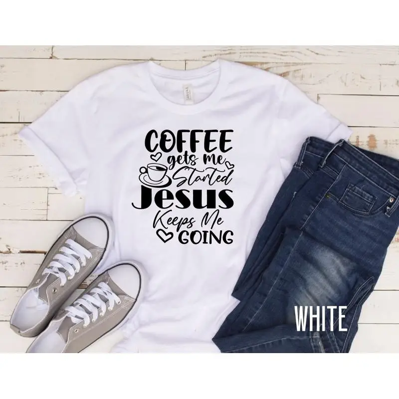 

Кофе Gets Me Started Jesus Keeps Going Футболка Христианская забавная одежда